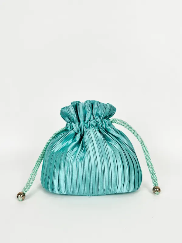 Clutch saco satinado turquesa sold by Sorellas