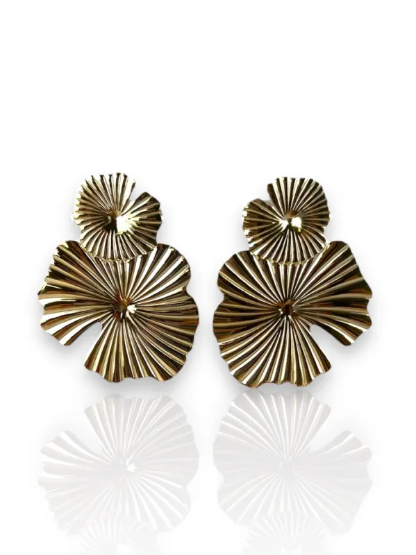 Pendientes flor onda dorado sold by Sorellas