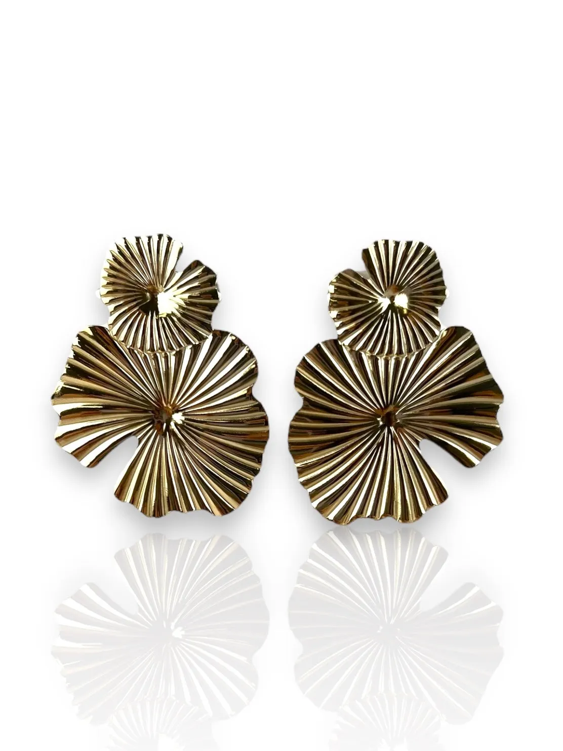 Pendientes flor onda dorado sold by Sorellas