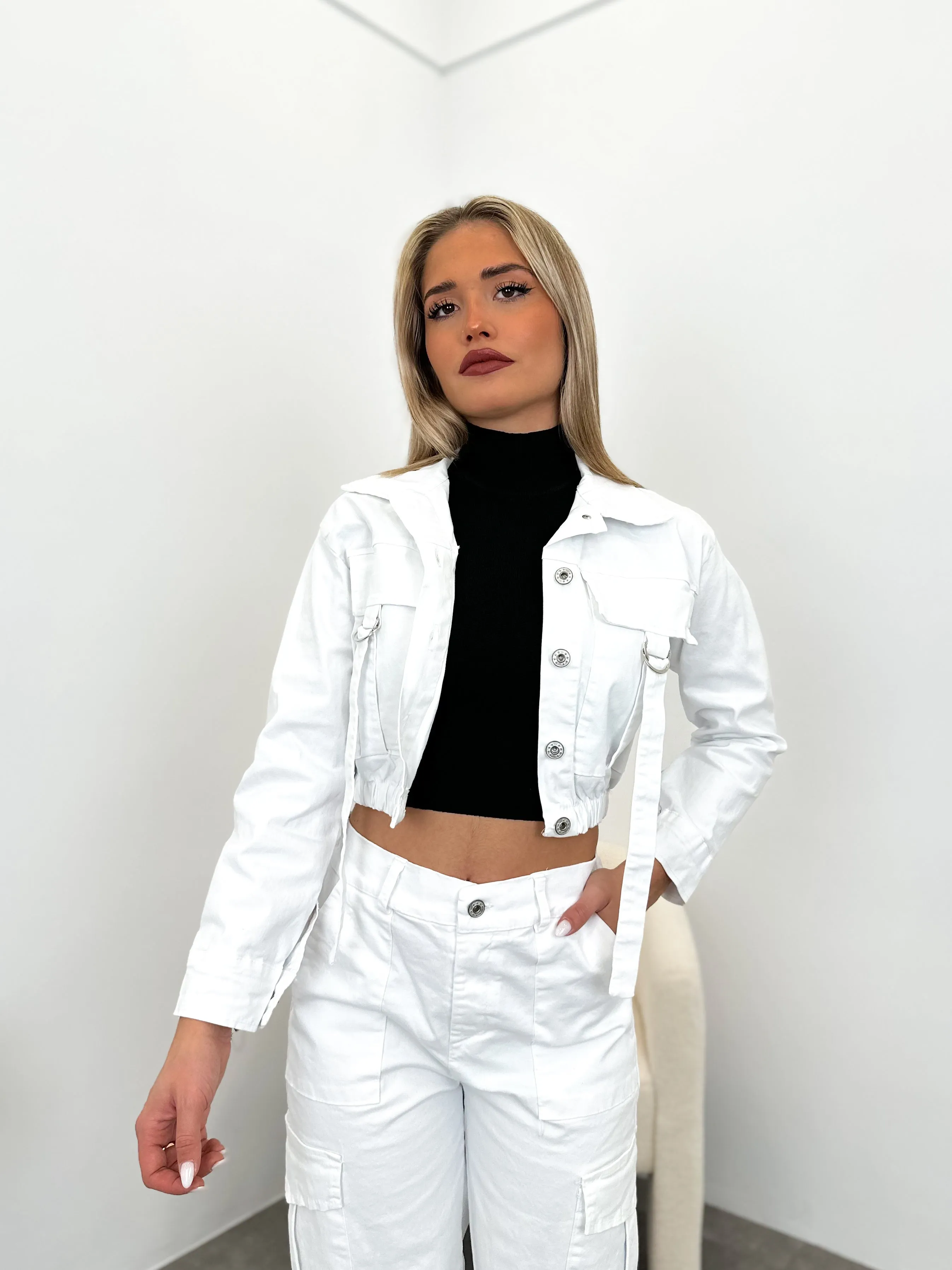 Chaqueta crop loneta blanca sold by Sorellas