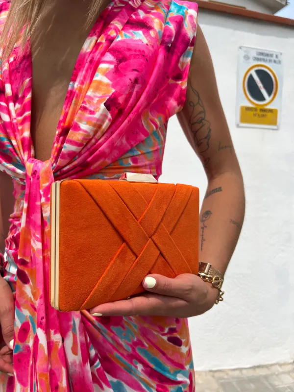 Clutch trenzado naranja sold by Sorellas