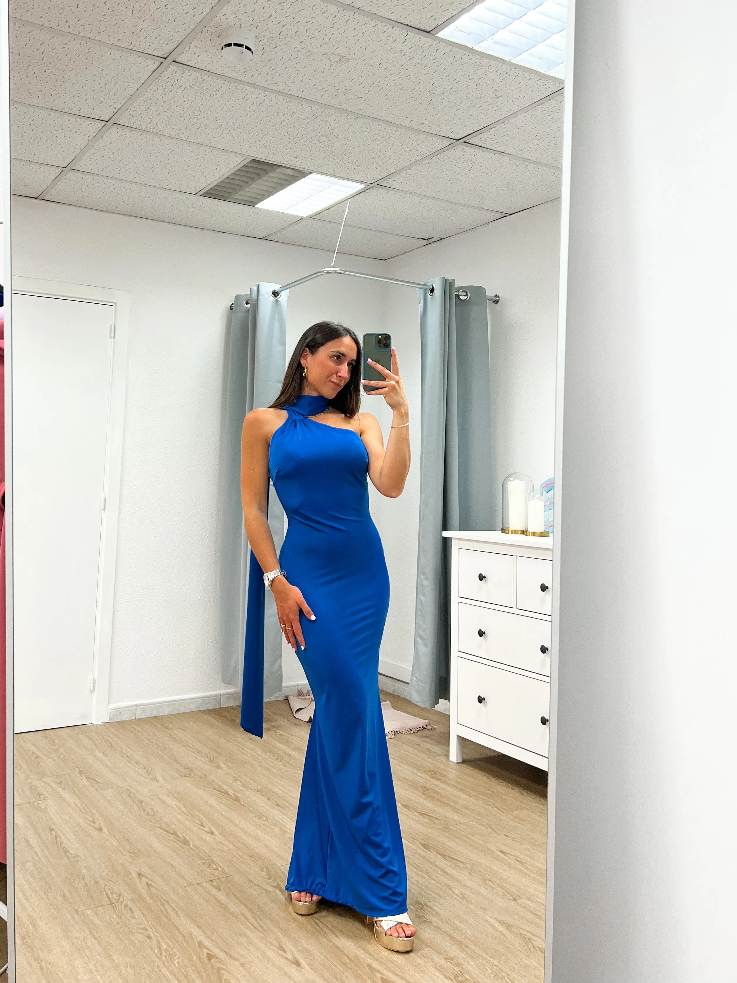 Vestido satinado choker azul sold by Sorellas