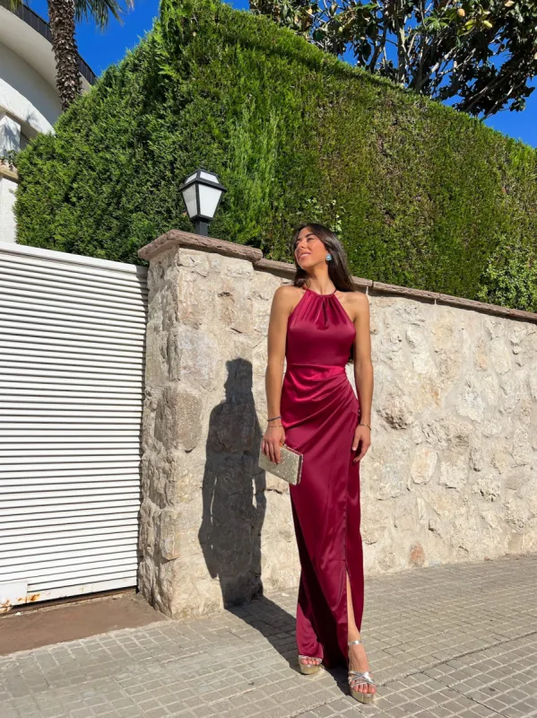 Vestido tubo halter burdeos sold by Sorellas