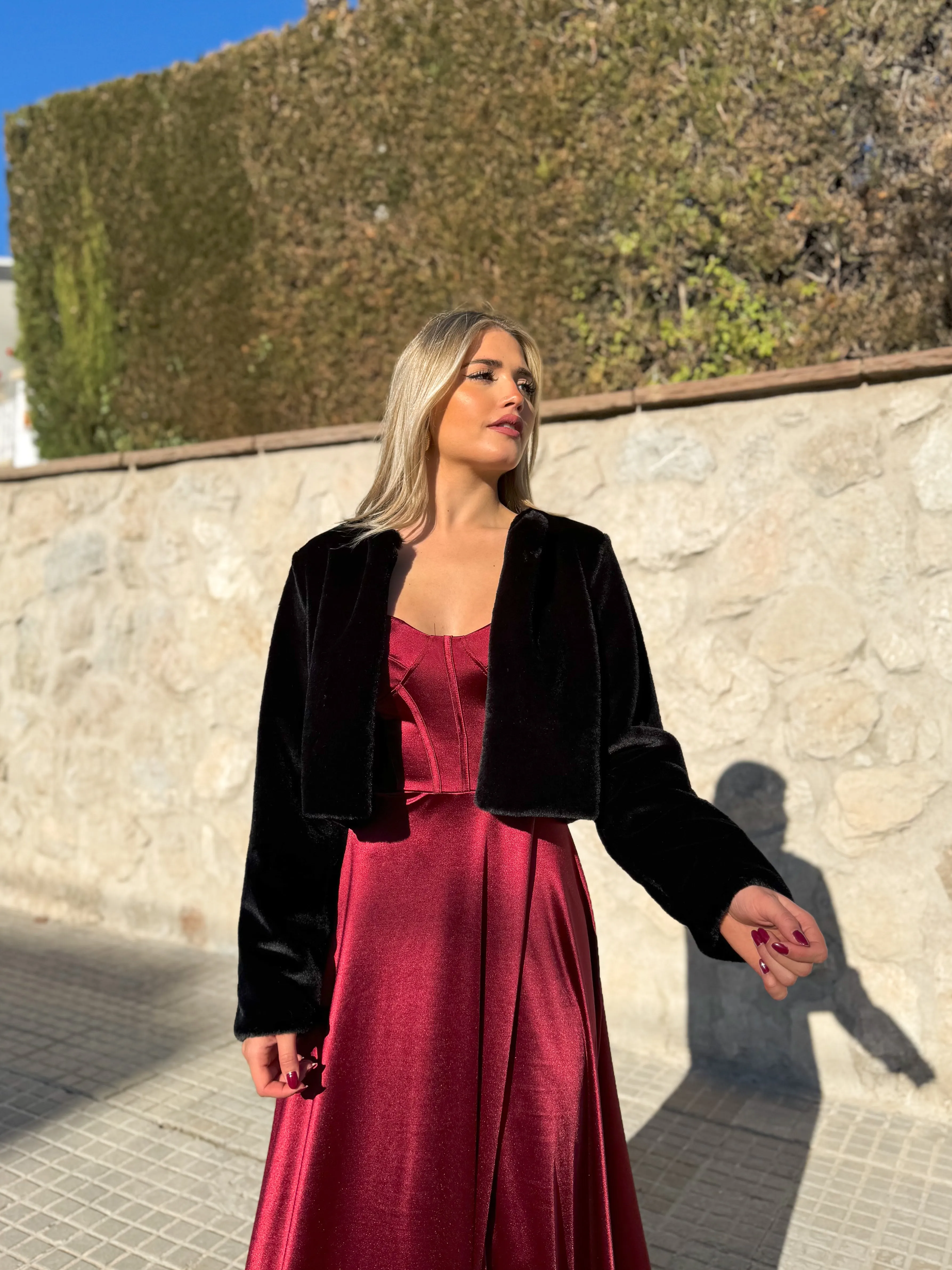 Chaqueta crop pelo negra sold by Sorellas product image thumbnail 2