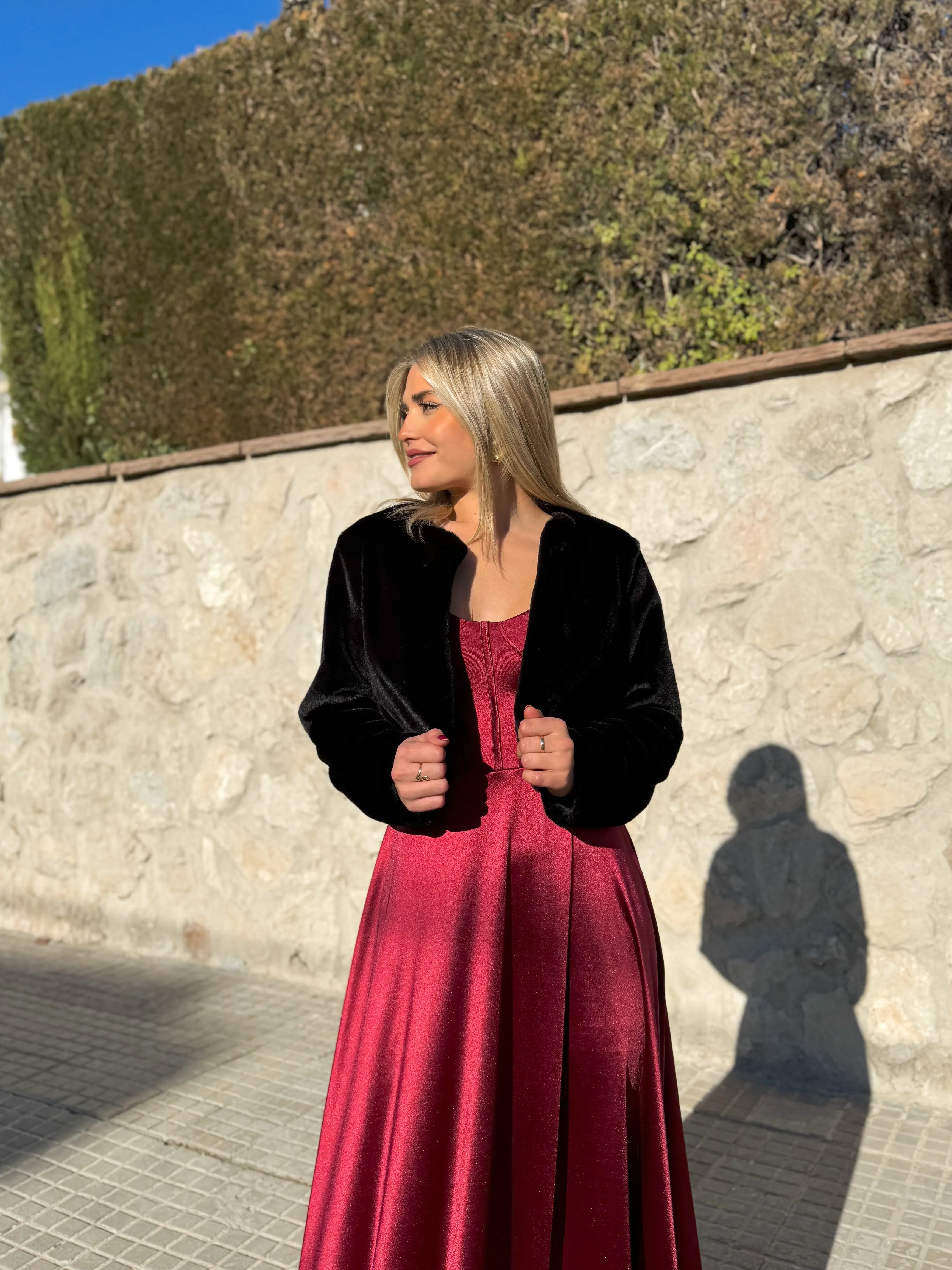 Chaqueta crop pelo negra sold by Sorellas