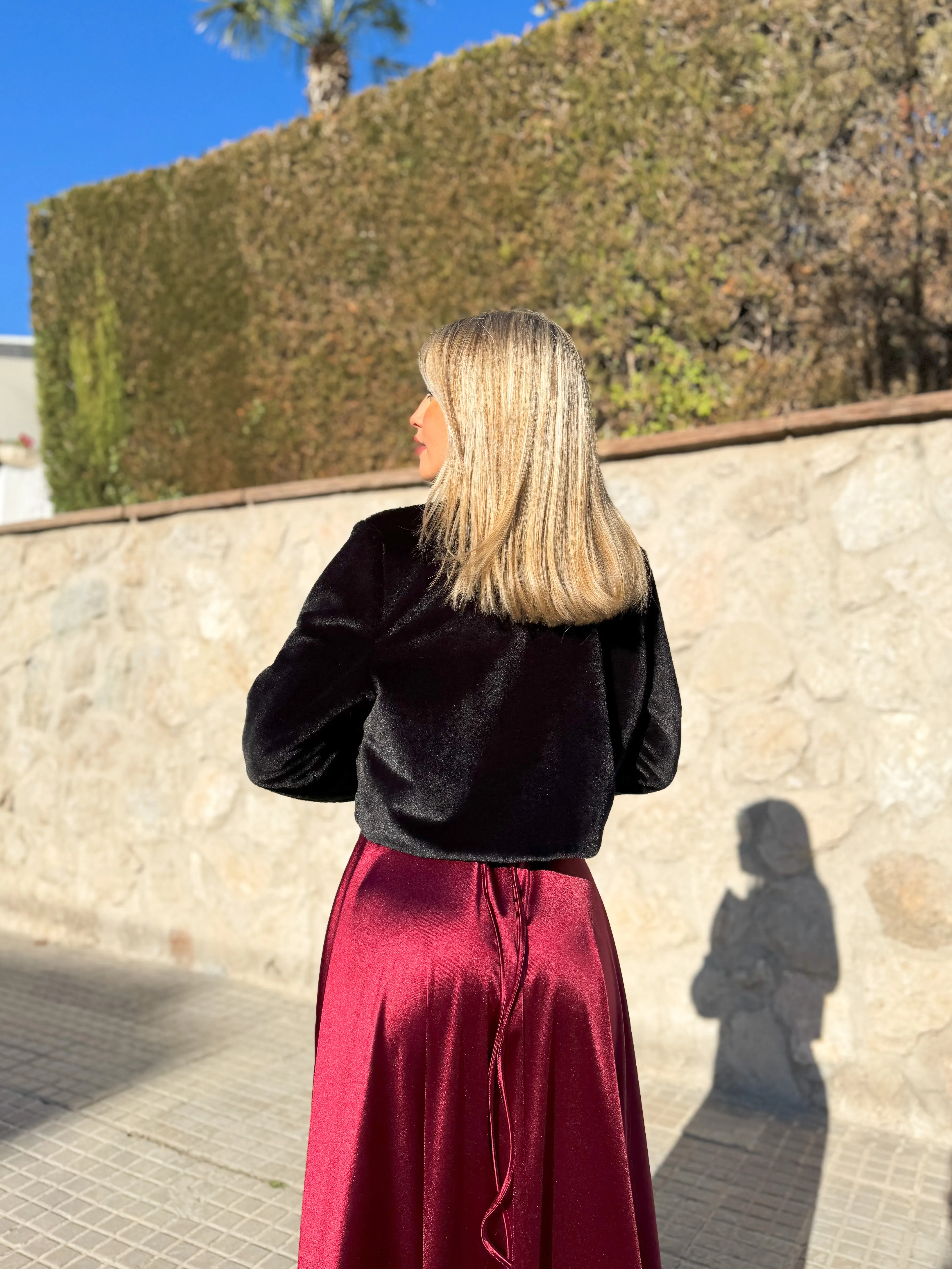 Chaqueta crop pelo negra sold by Sorellas product image thumbnail 4