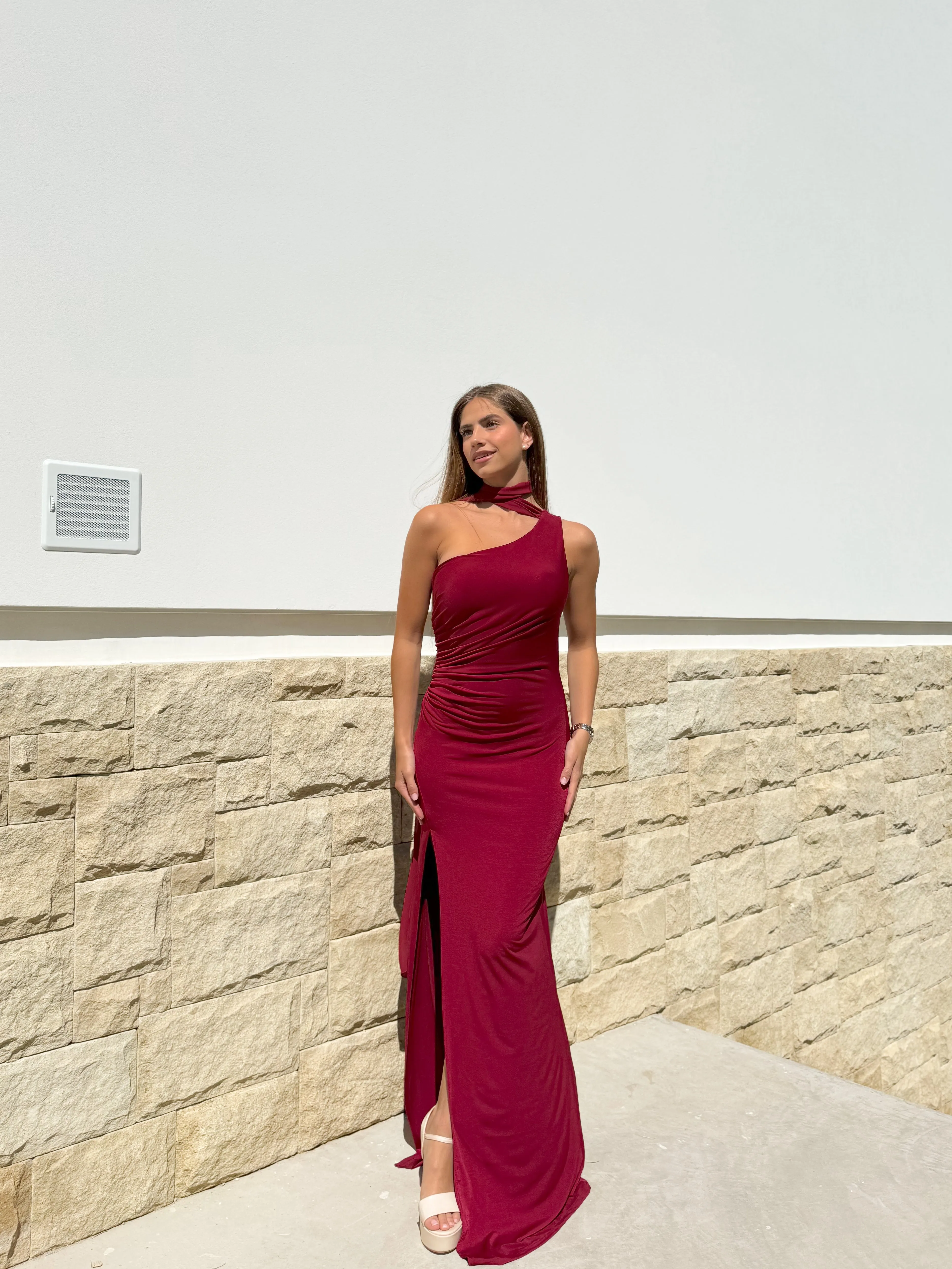 Vestido frunce choker espalda burdeos sold by Sorellas product image thumbnail 3