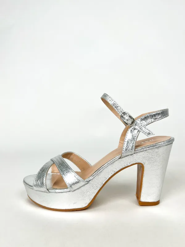 Zapato tacon cruzado plateado sold by Sorellas