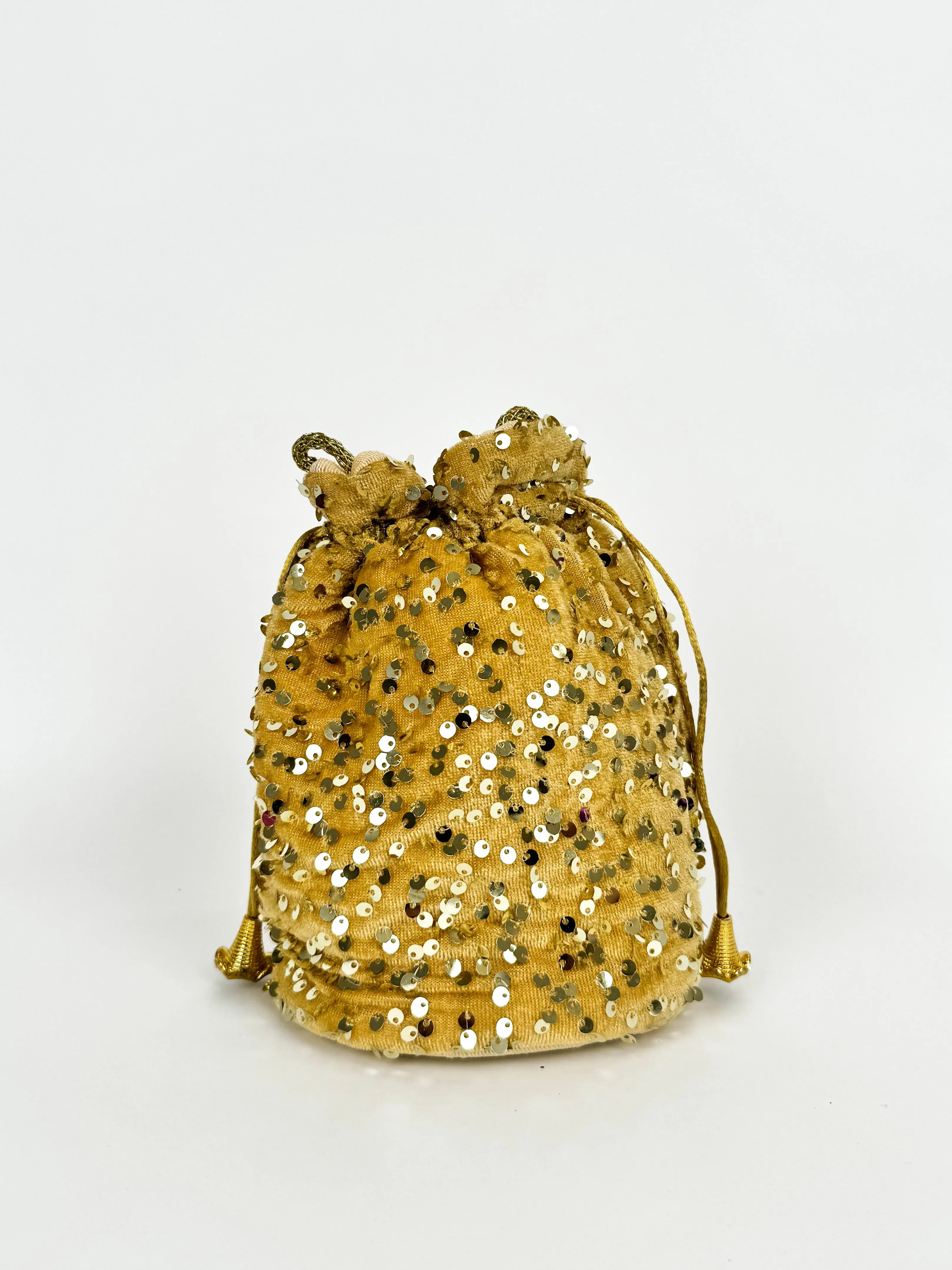 Clutch saco lentejuelas dorado sold by Sorellas