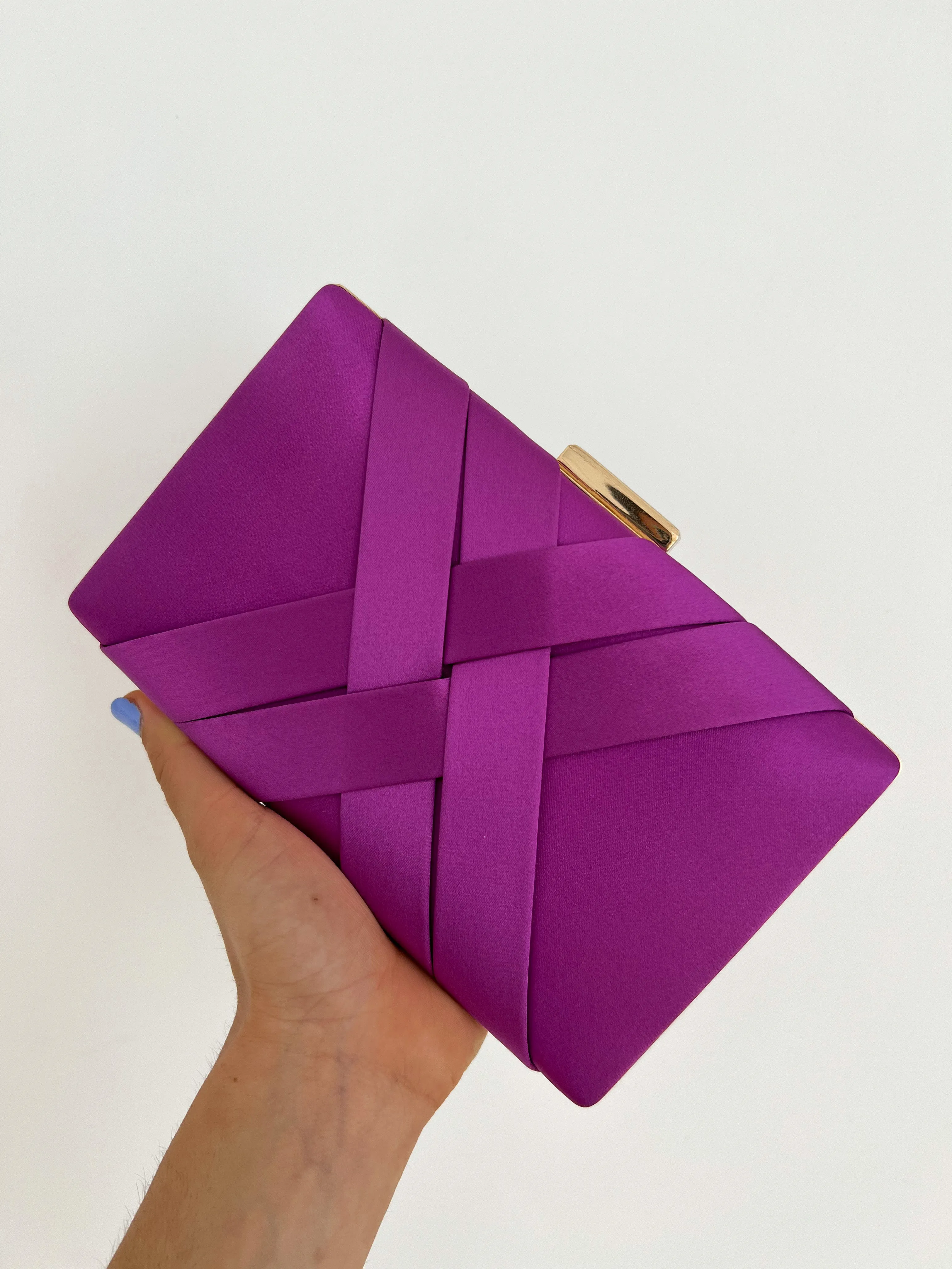 Clutch satinado morado sold by Sorellas