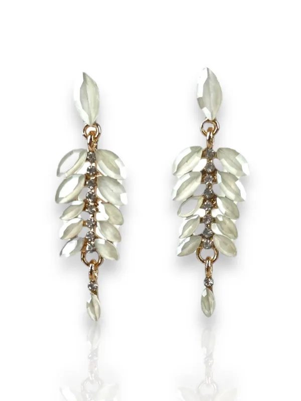 Pendientes hebras blancas brillo sold by Sorellas