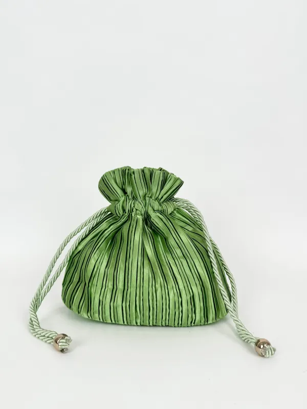 Clutch saco satinado verde sold by Sorellas