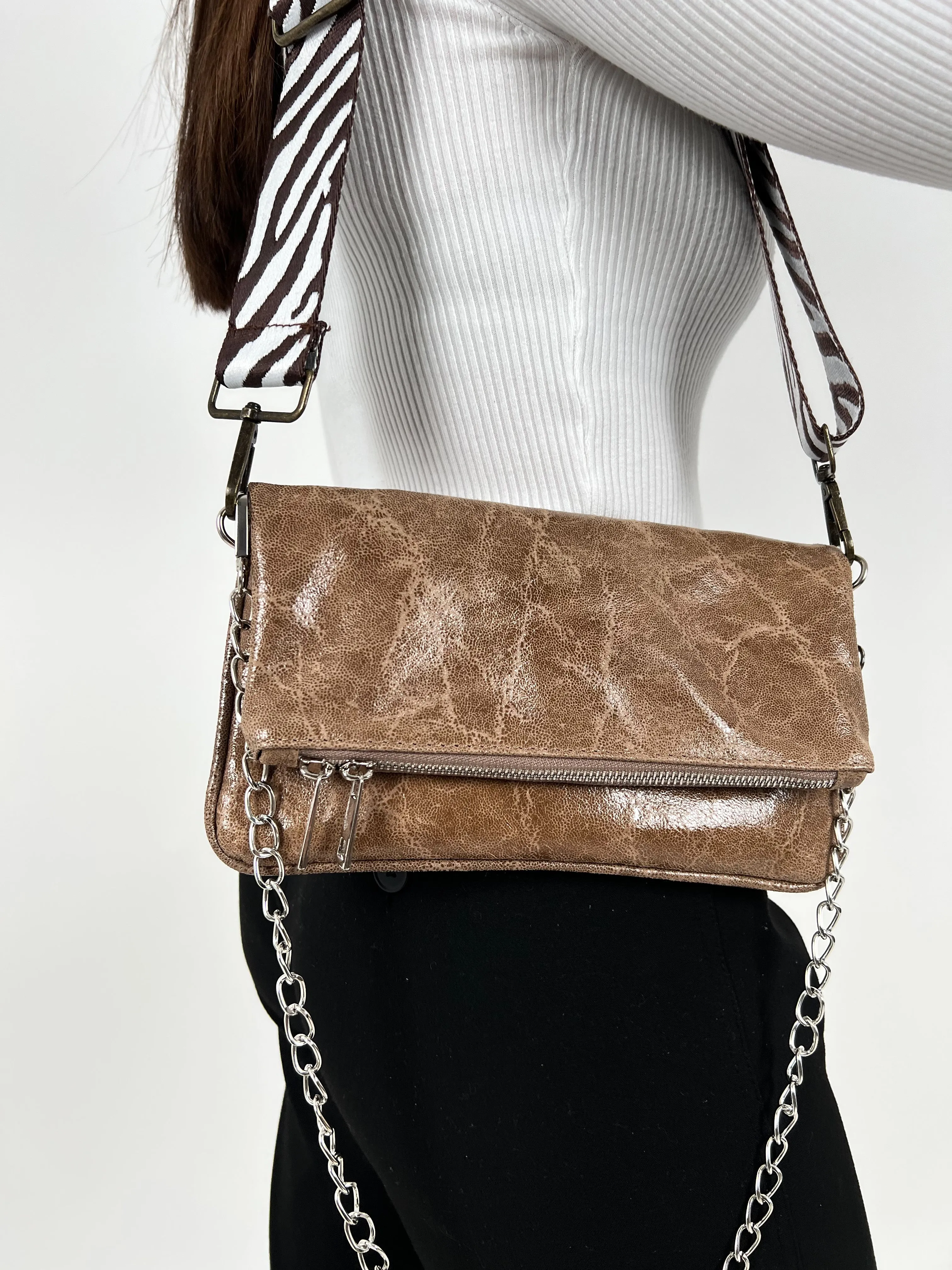 Bolso piel cadenas brillo marron sold by Sorellas product image thumbnail 3