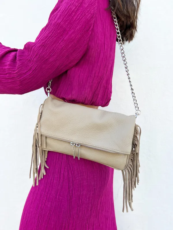 Bolso piel cadenas flecos crema sold by Sorellas