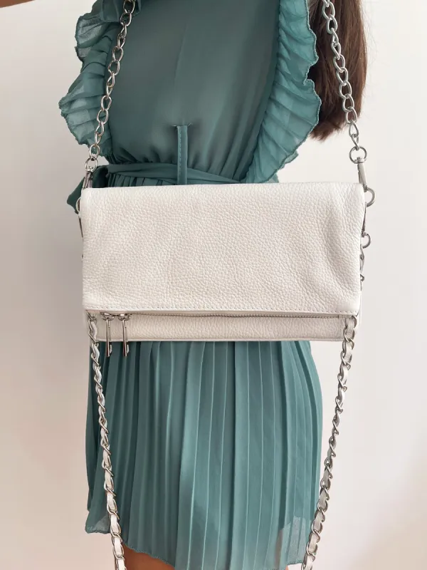 Bolso piel cadenas blanco sold by Sorellas