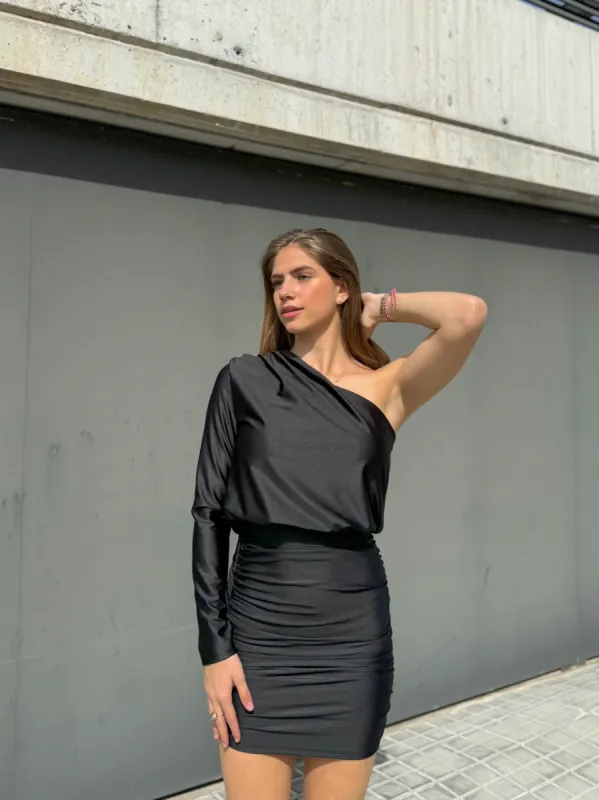 Vestido mini asim manga negro sold by Sorellas