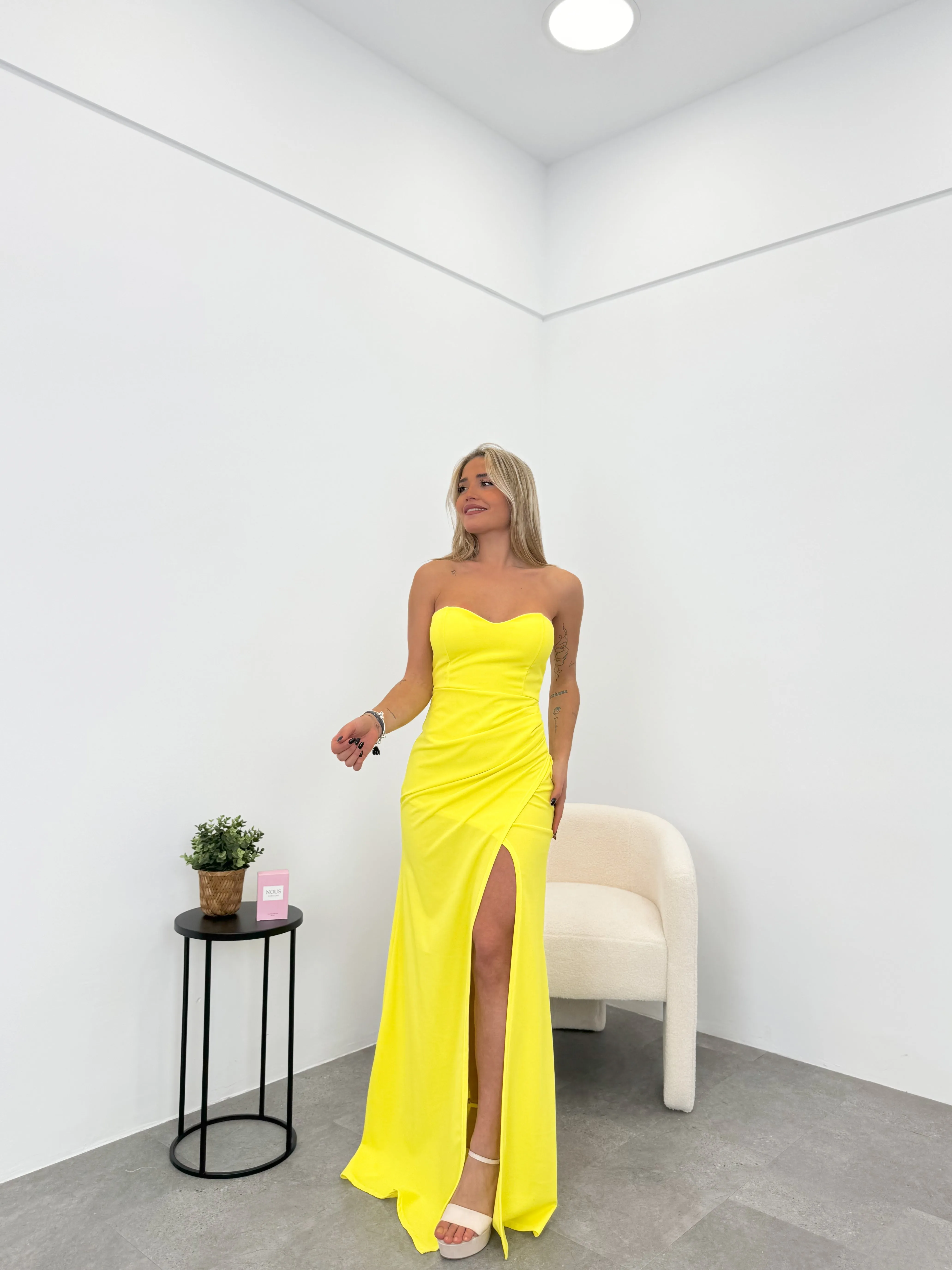 Vestido corazon ajustado amarillo sold by Sorellas product image thumbnail 2
