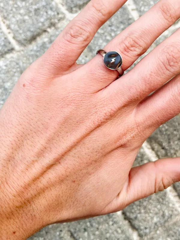Anillo plateado rayo negro sold by Sorellas