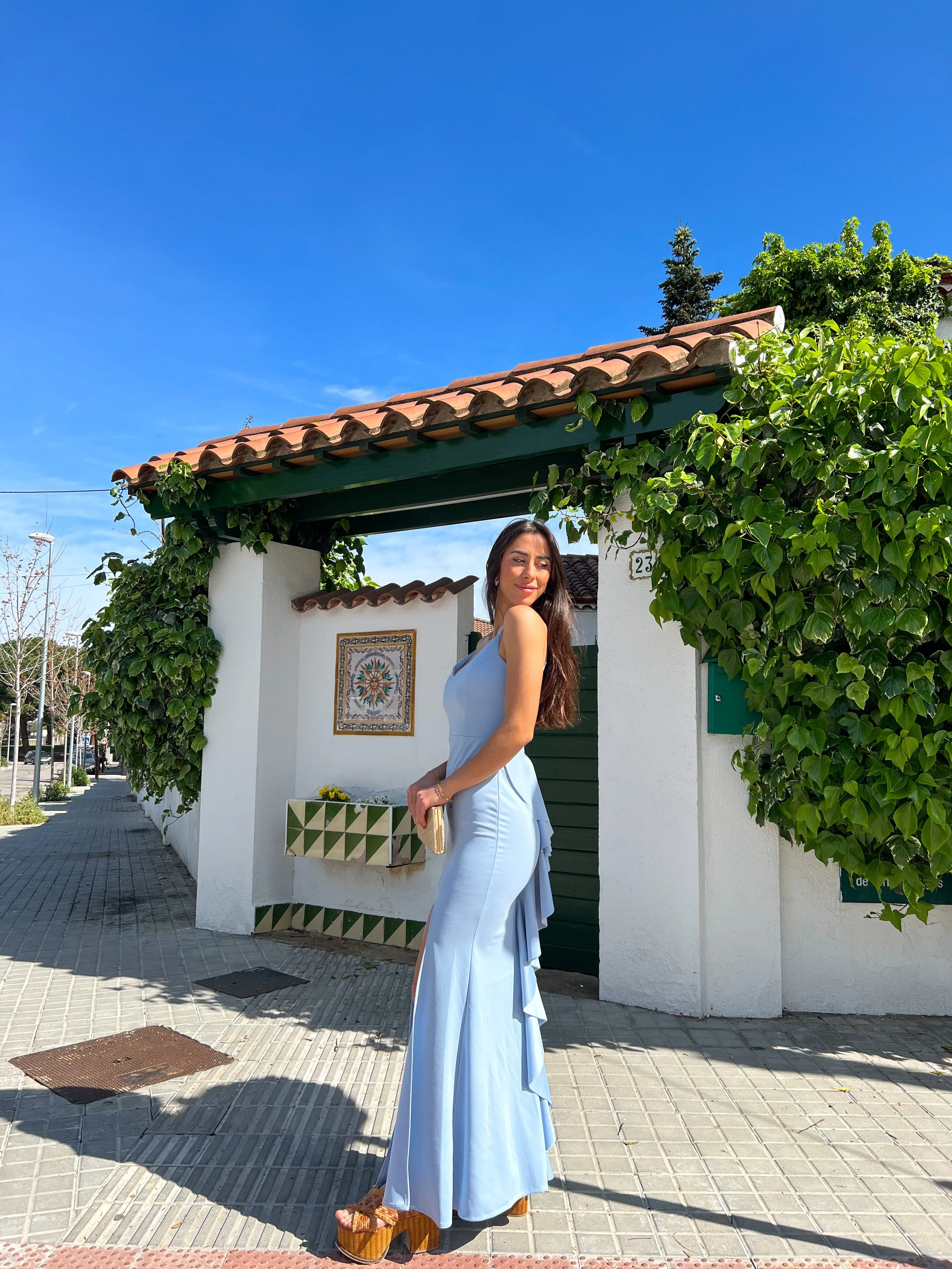 Vestido largo cola azul sold by Sorellas product image thumbnail 5