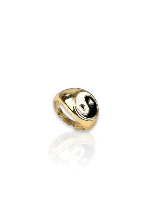 Anillo ying yang corazón dorado sold by Sorellas