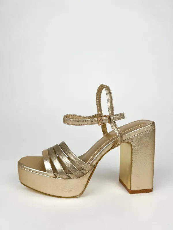 Zapato plataforma bandas dorado sold by Sorellas