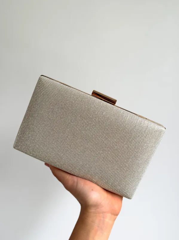 Clutch brillitos rectángulo dorado sold by Sorellas