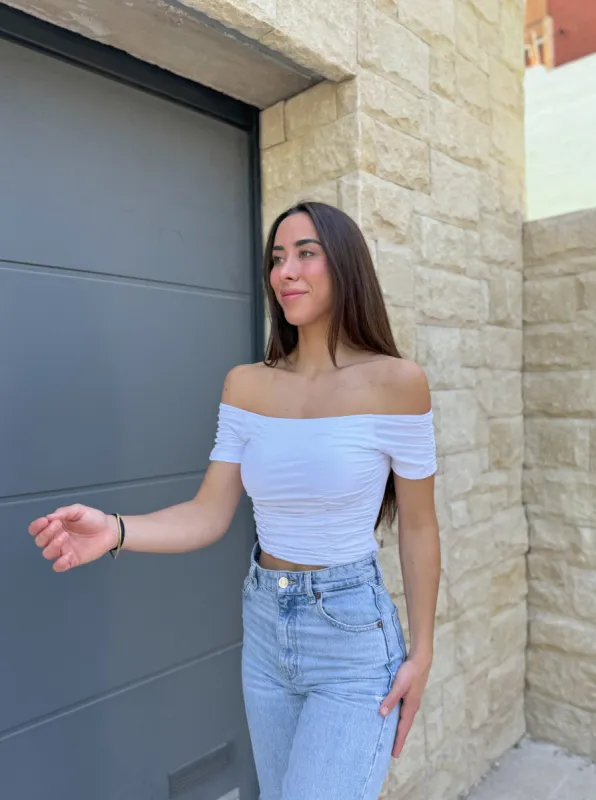 Top bardot manguitos frunce blanco sold by Sorellas