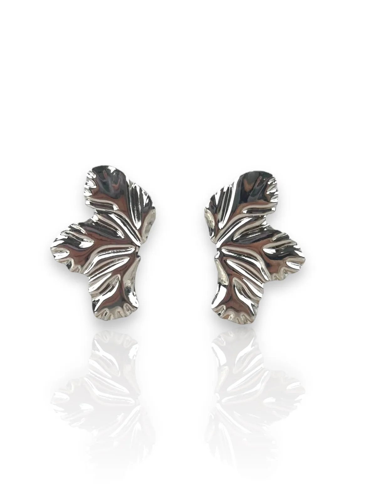 Pendientes media hoja plateada sold by Sorellas