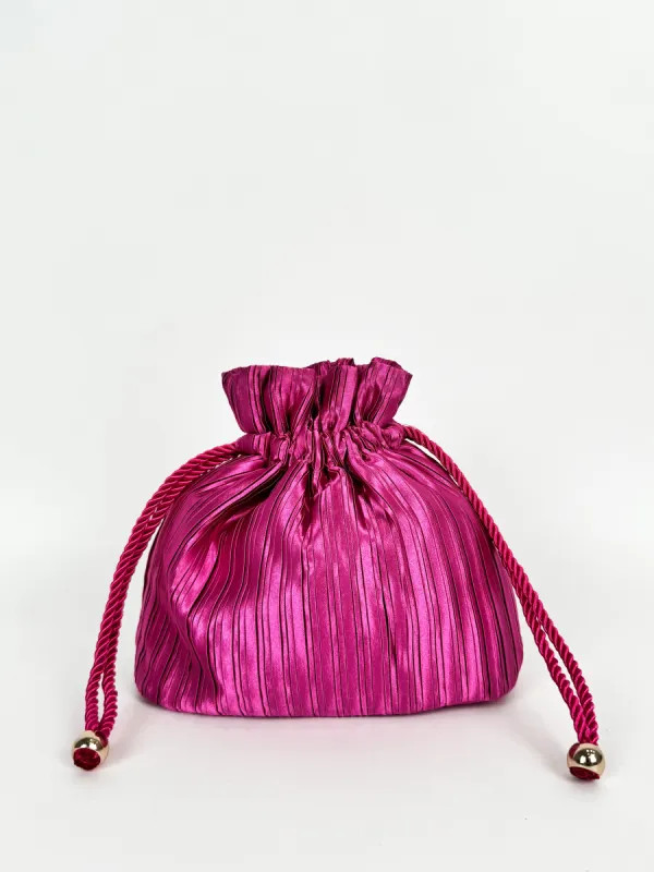 Clutch saco satinado fucsia sold by Sorellas