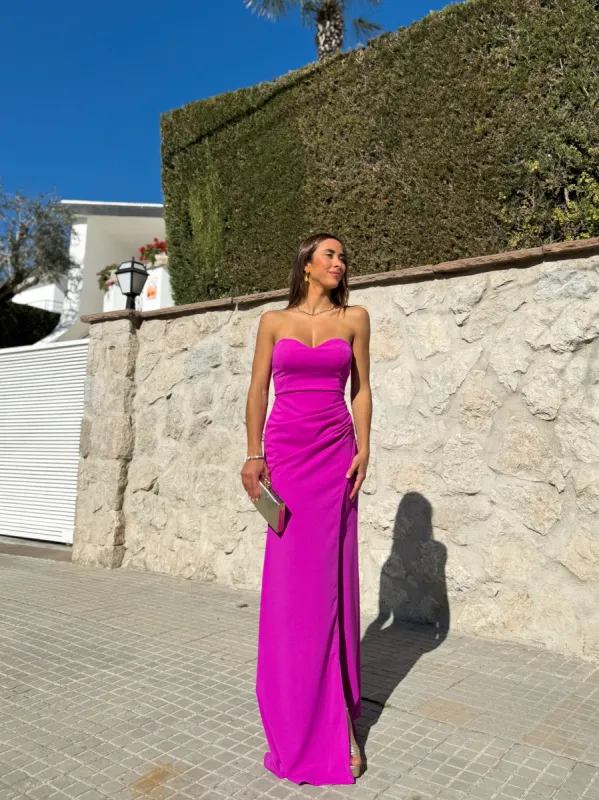 Vestido corazon ajustado fucsia sold by Sorellas