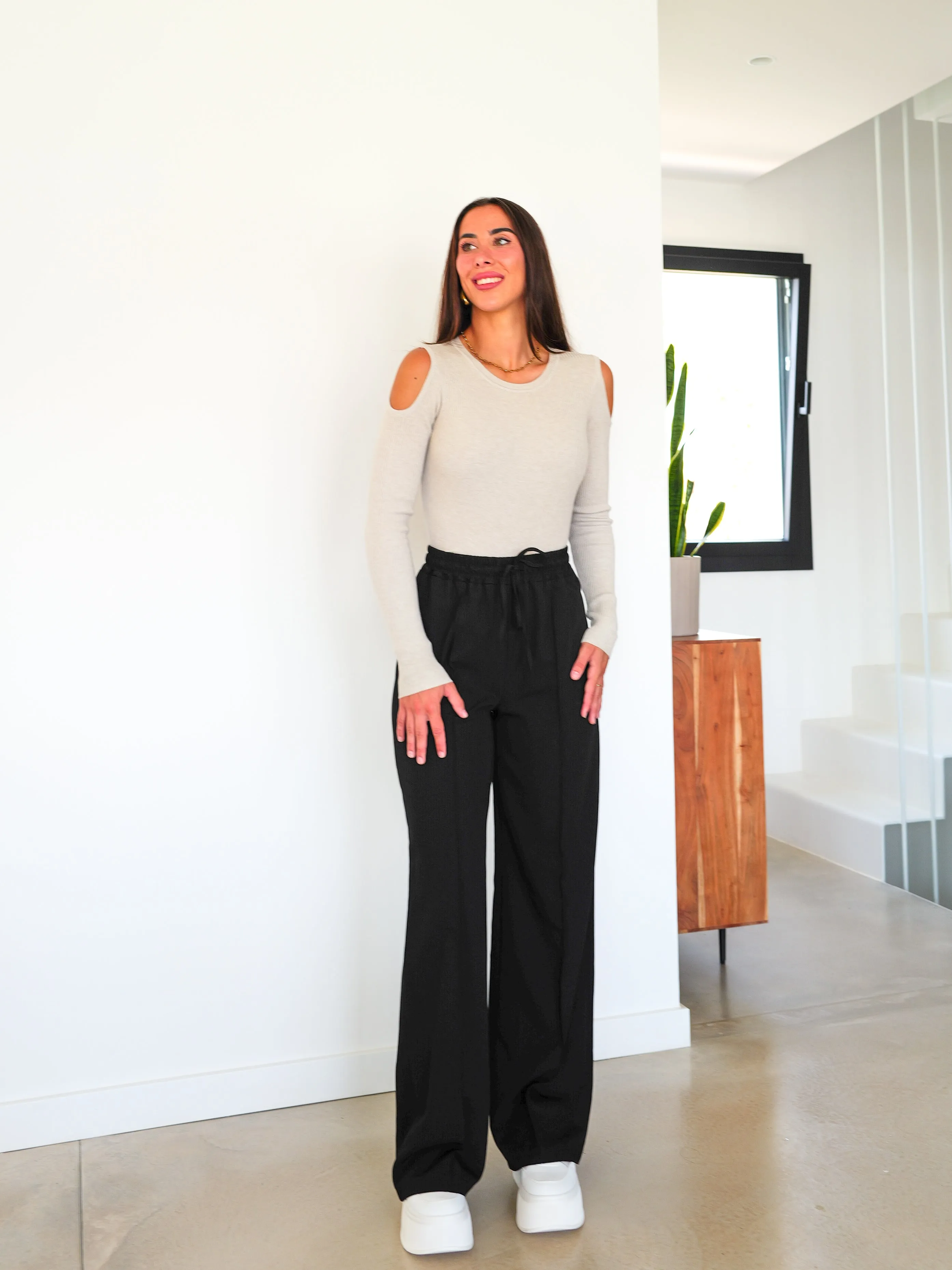 Pantalón fluido pinzas negro sold by Sorellas