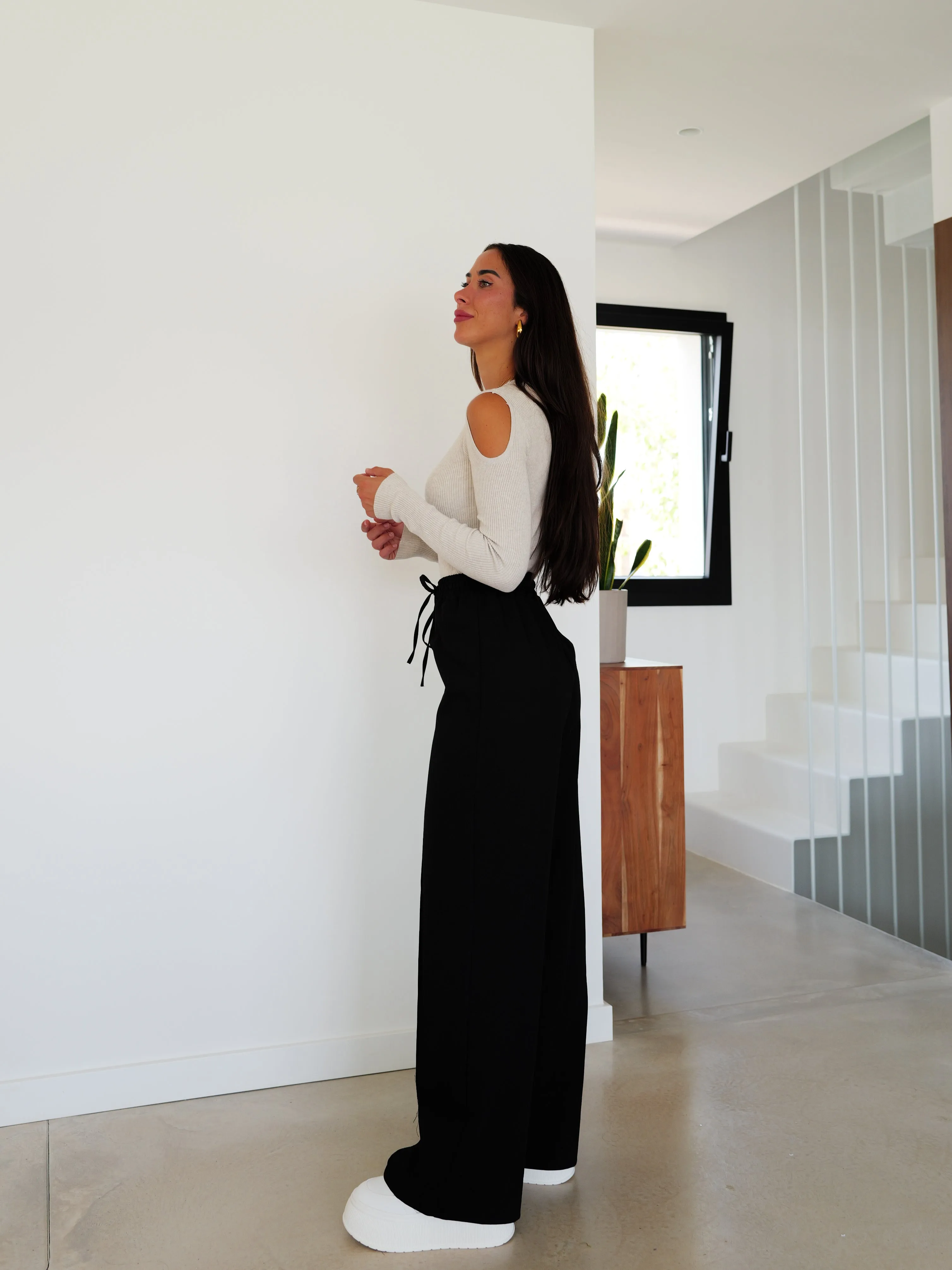 Pantalón fluido pinzas negro sold by Sorellas product image thumbnail 2