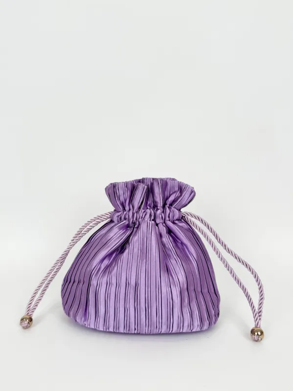 Clutch saco satinado lila sold by Sorellas