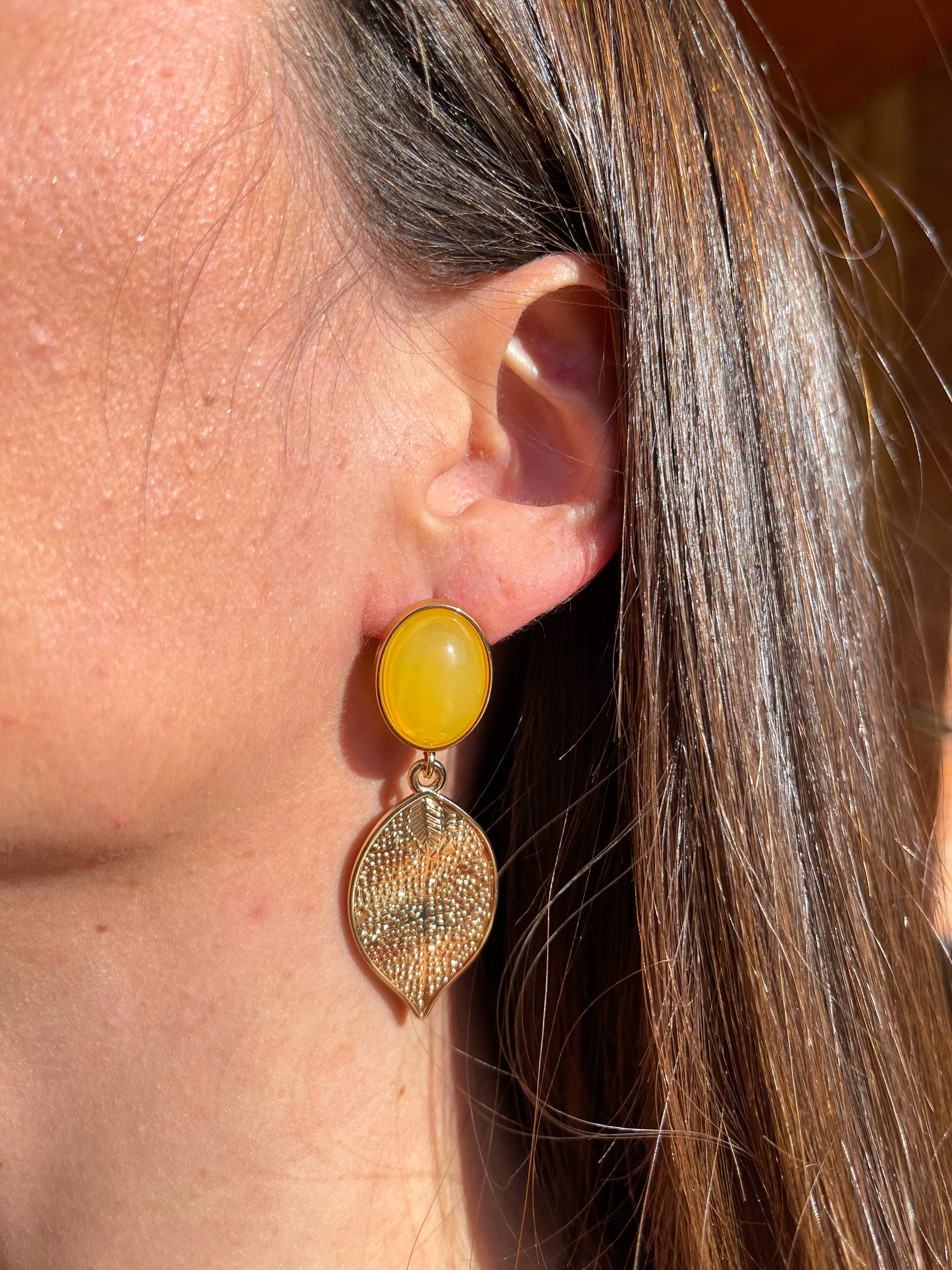 Pendientes hoja piedra amarilla sold by Sorellas
