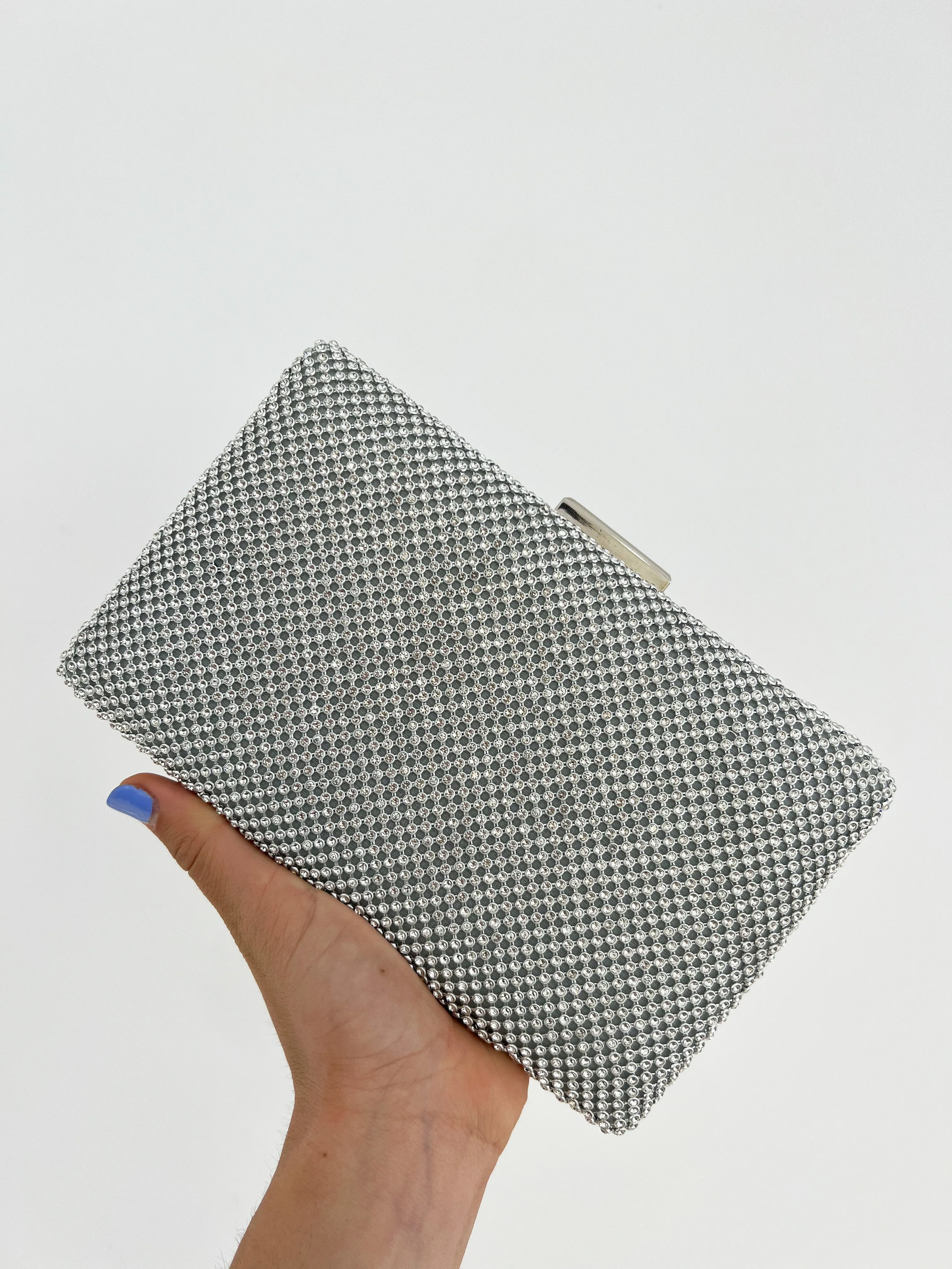Clutch brillos plateado efecto sold by Sorellas