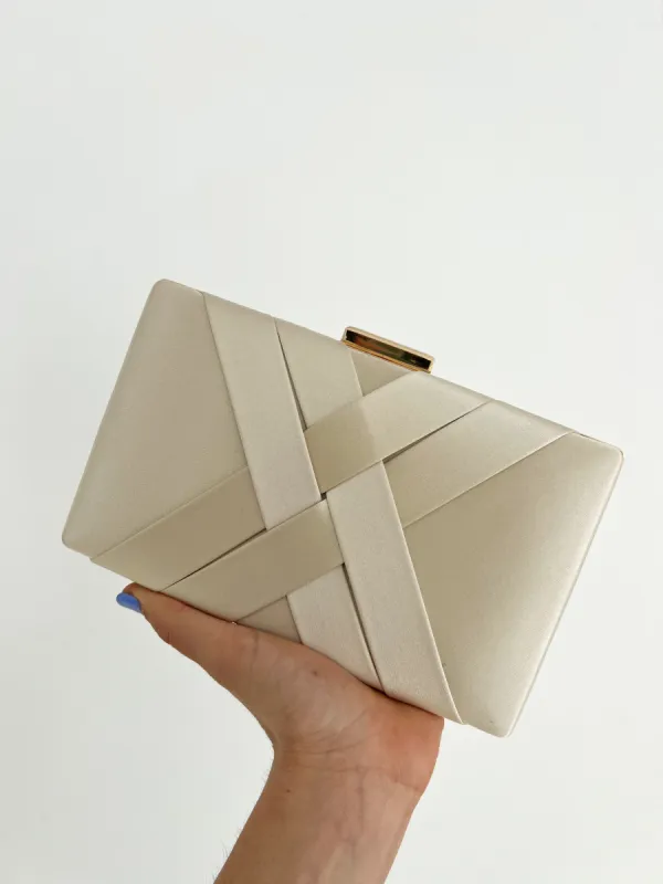 Clutch satinado dorado sold by Sorellas