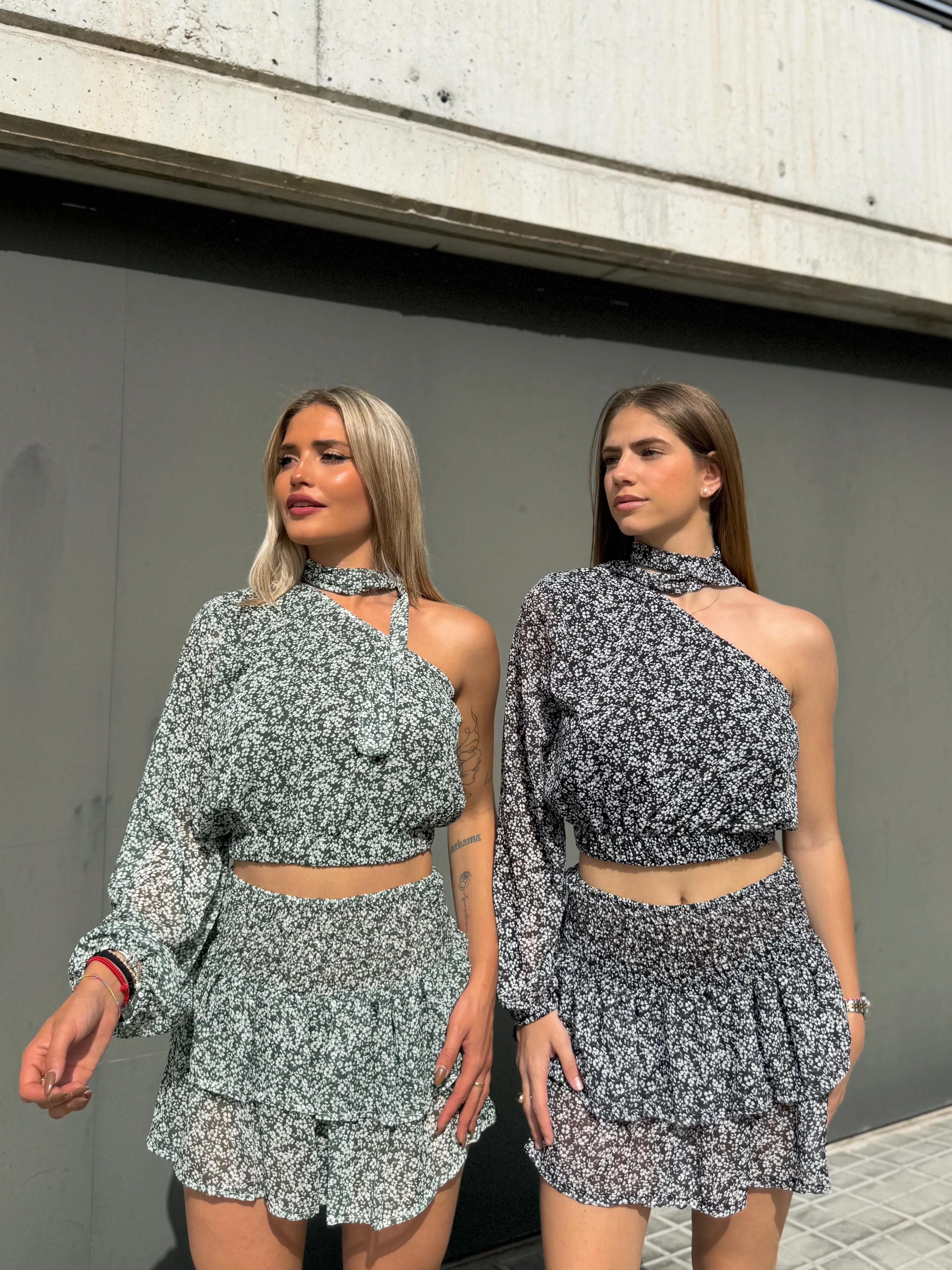 Top choker asimétrico flores negro sold by Sorellas product image thumbnail 5