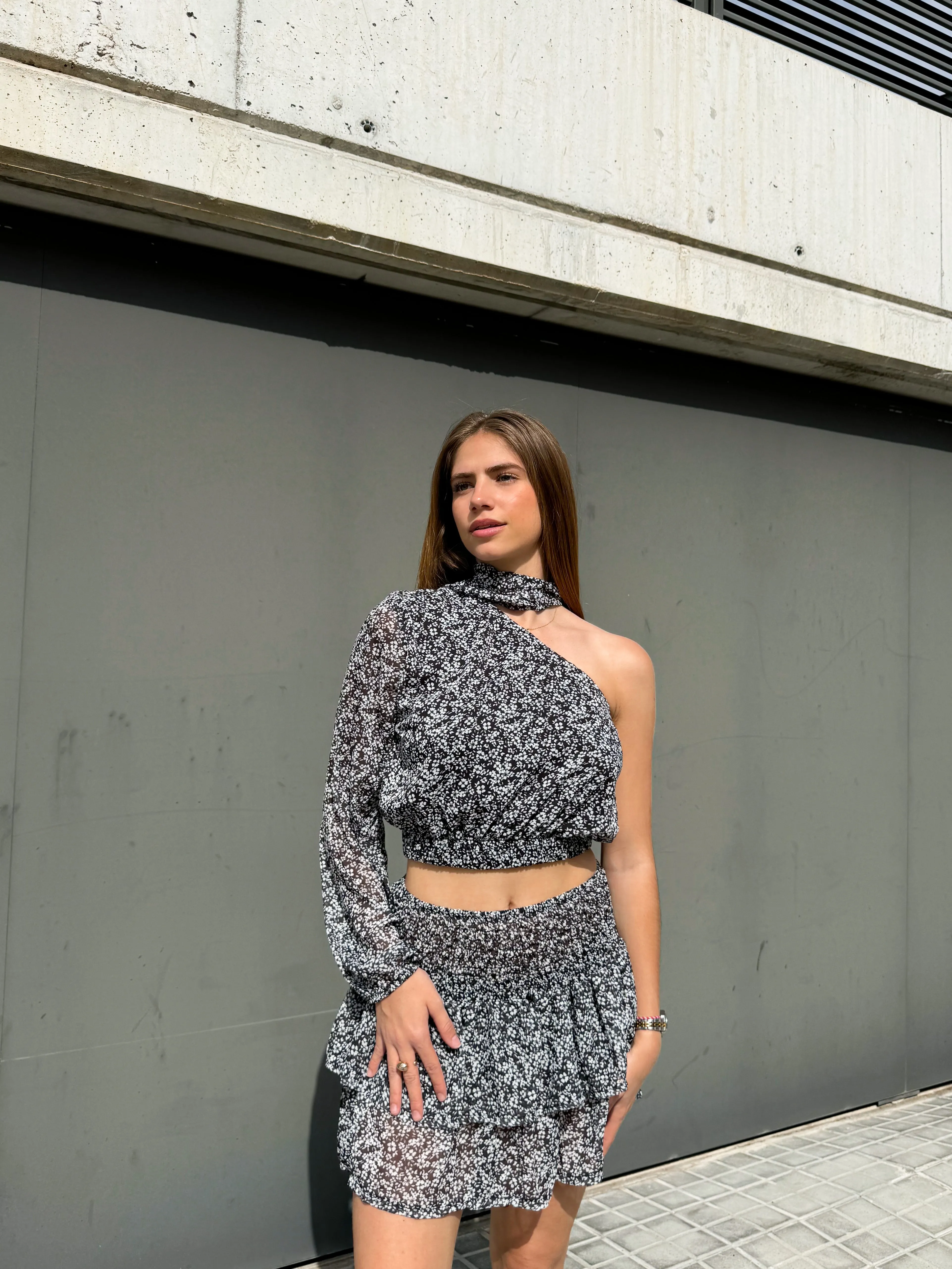 Top choker asimétrico flores negro sold by Sorellas product image thumbnail 2