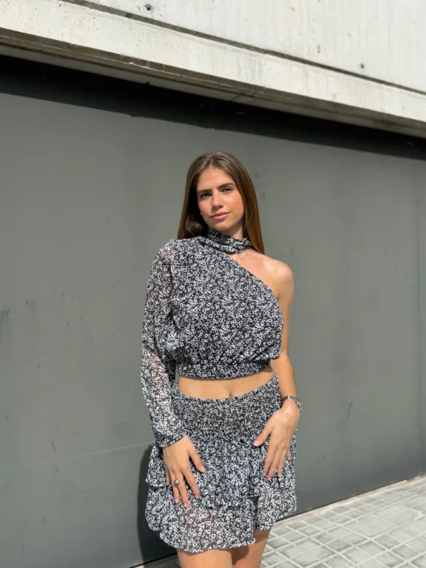 Top choker asimétrico flores negro sold by Sorellas