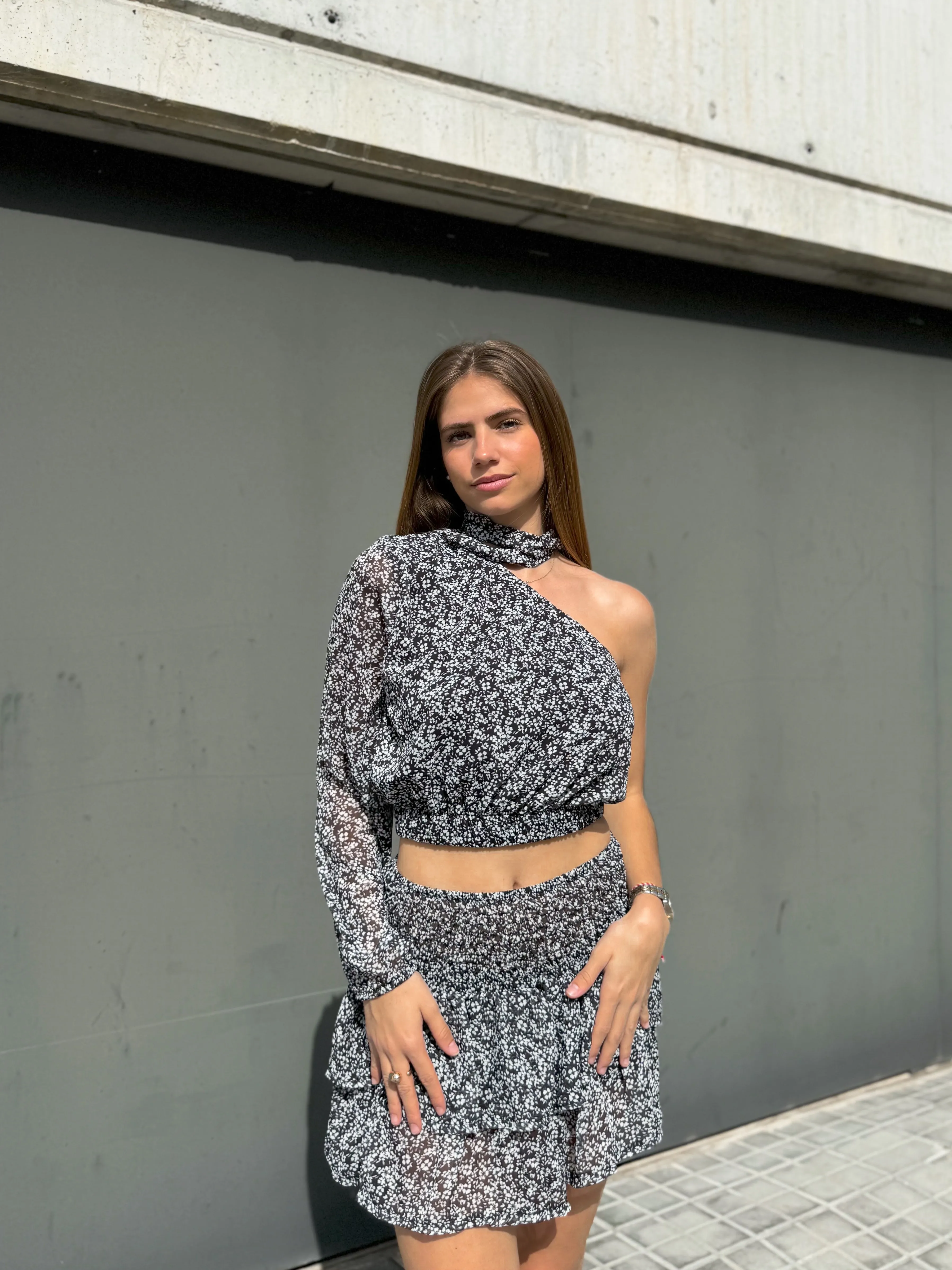 Top choker asimétrico flores negro sold by Sorellas