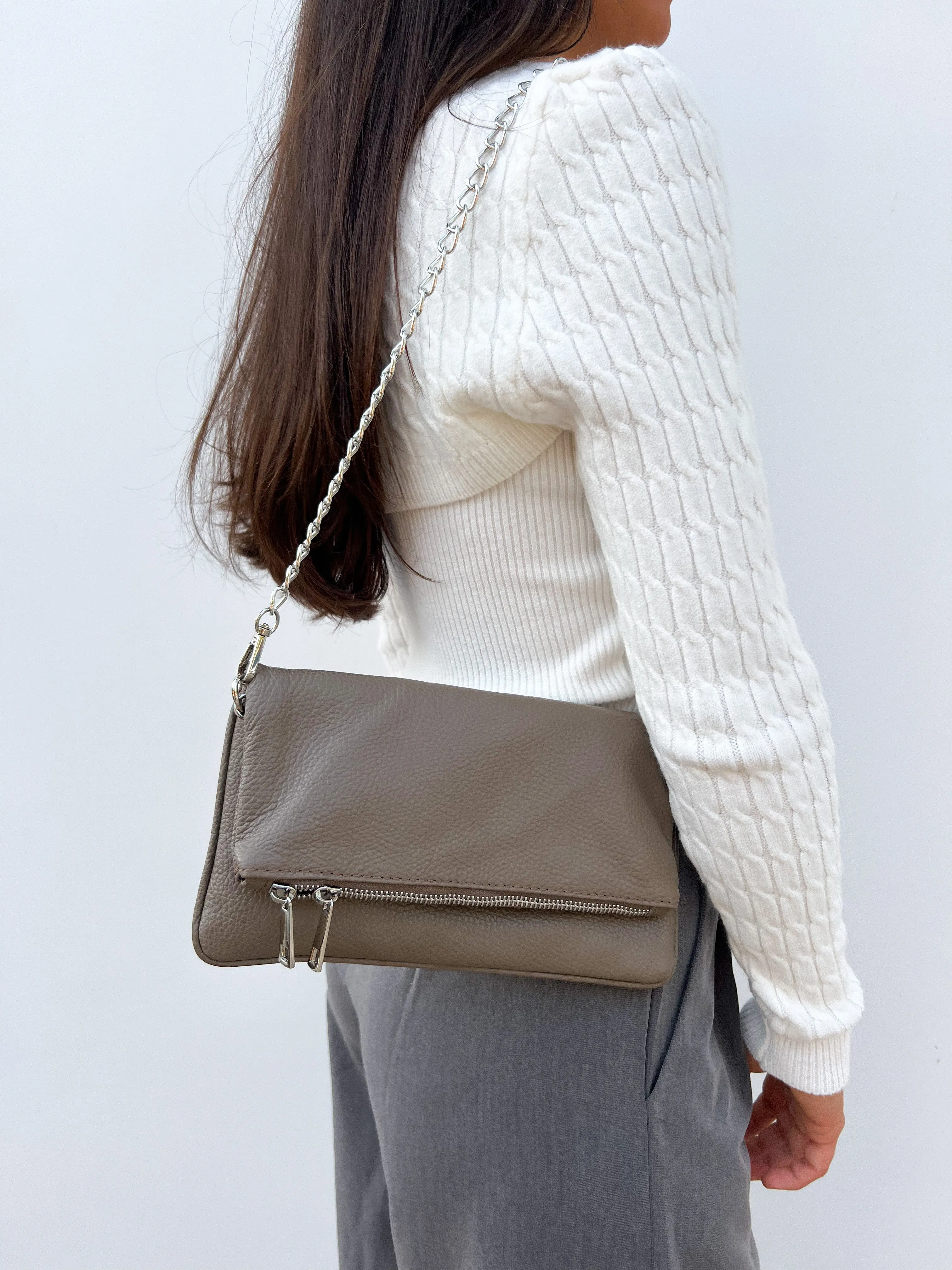 Bolso piel cadenas taupe sold by Sorellas product image thumbnail 2