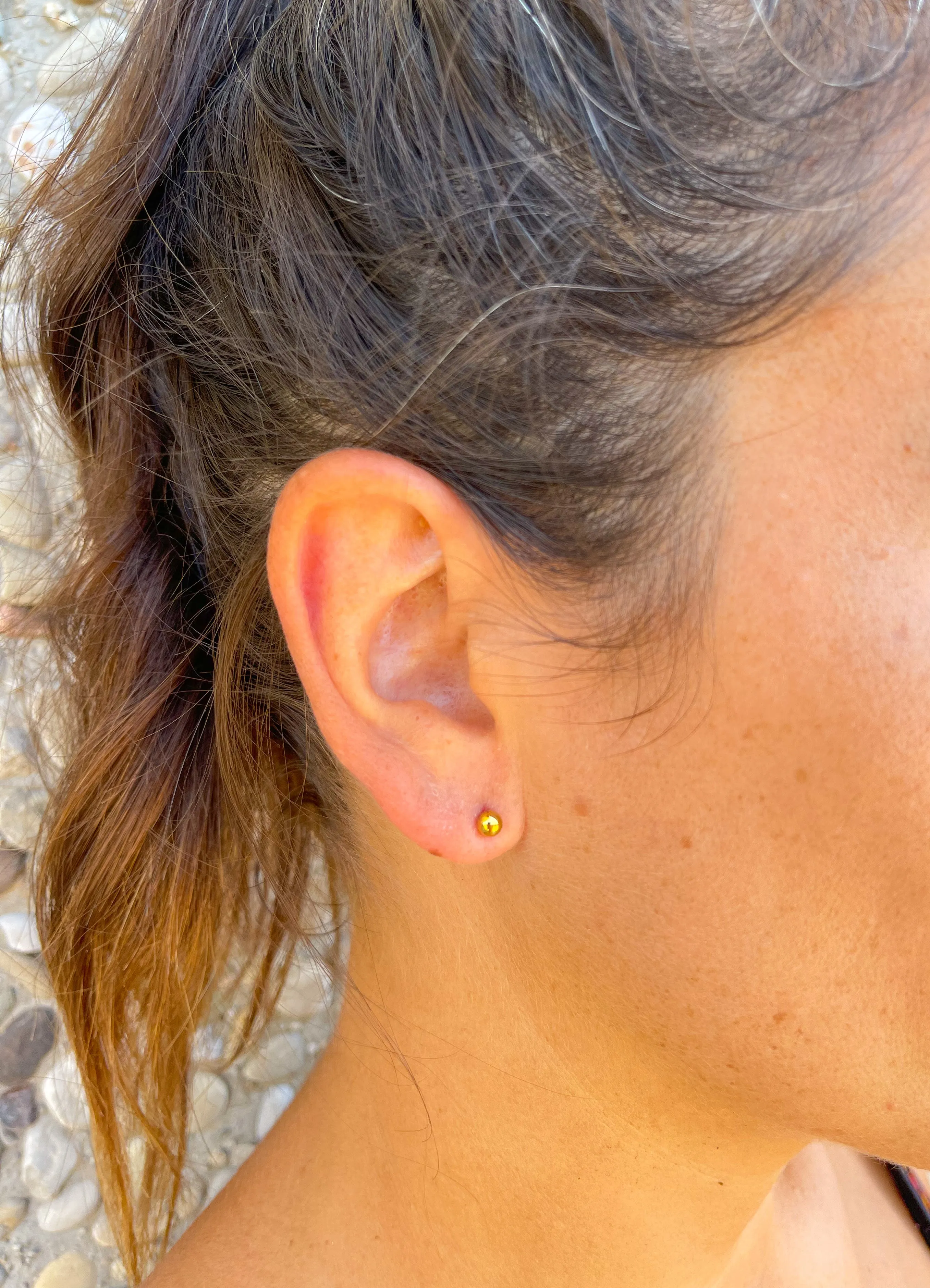 Pendientes bolita dorada sold by Sorellas product image thumbnail 3