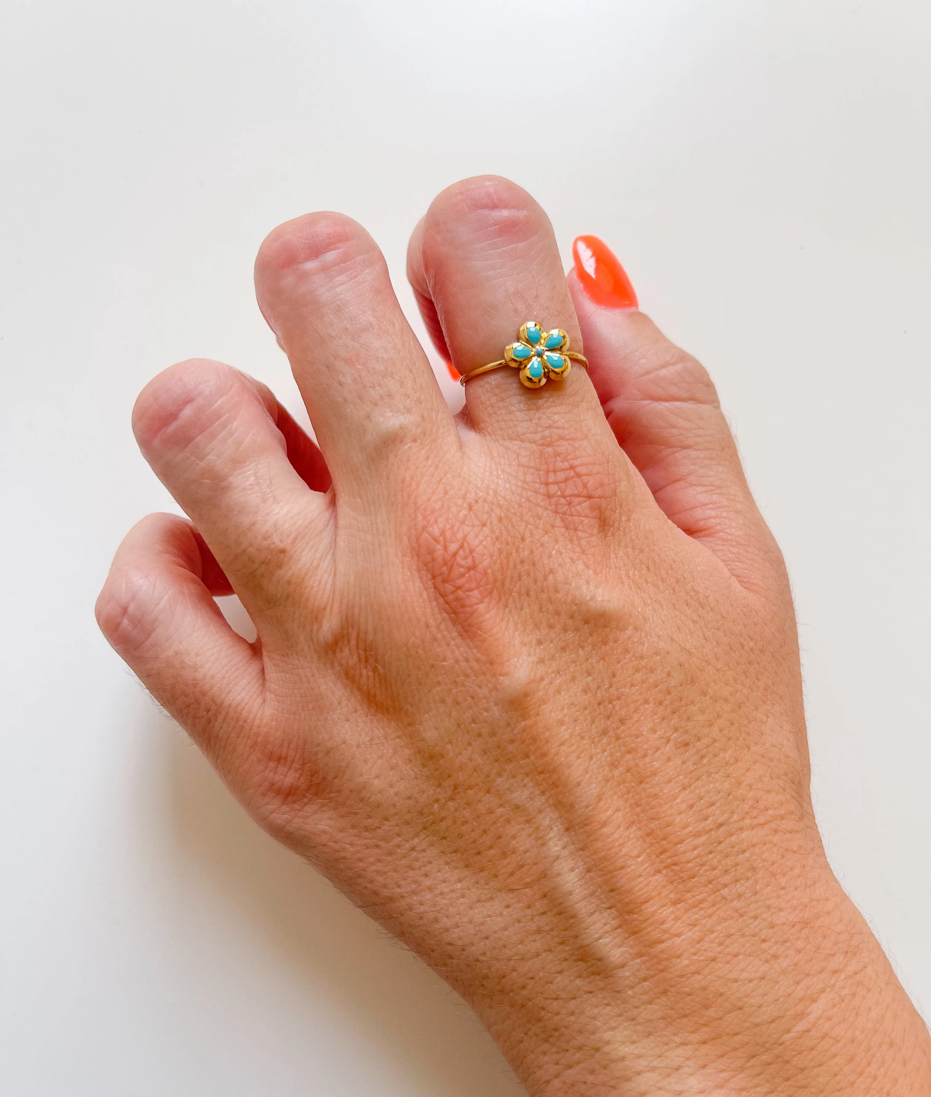 Anillo dorado flor azul sold by Sorellas
