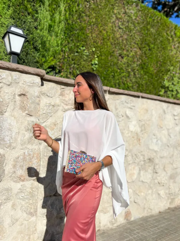 Chal capa gasa blanco sold by Sorellas