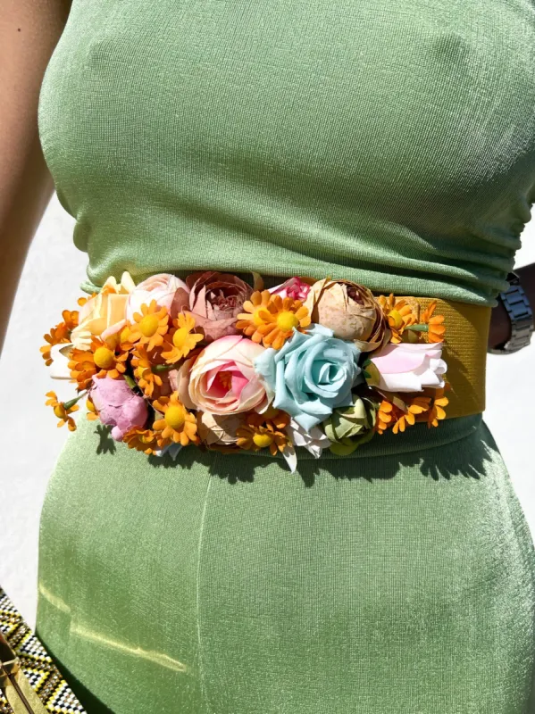 Cinturón flores mostaza sold by Sorellas