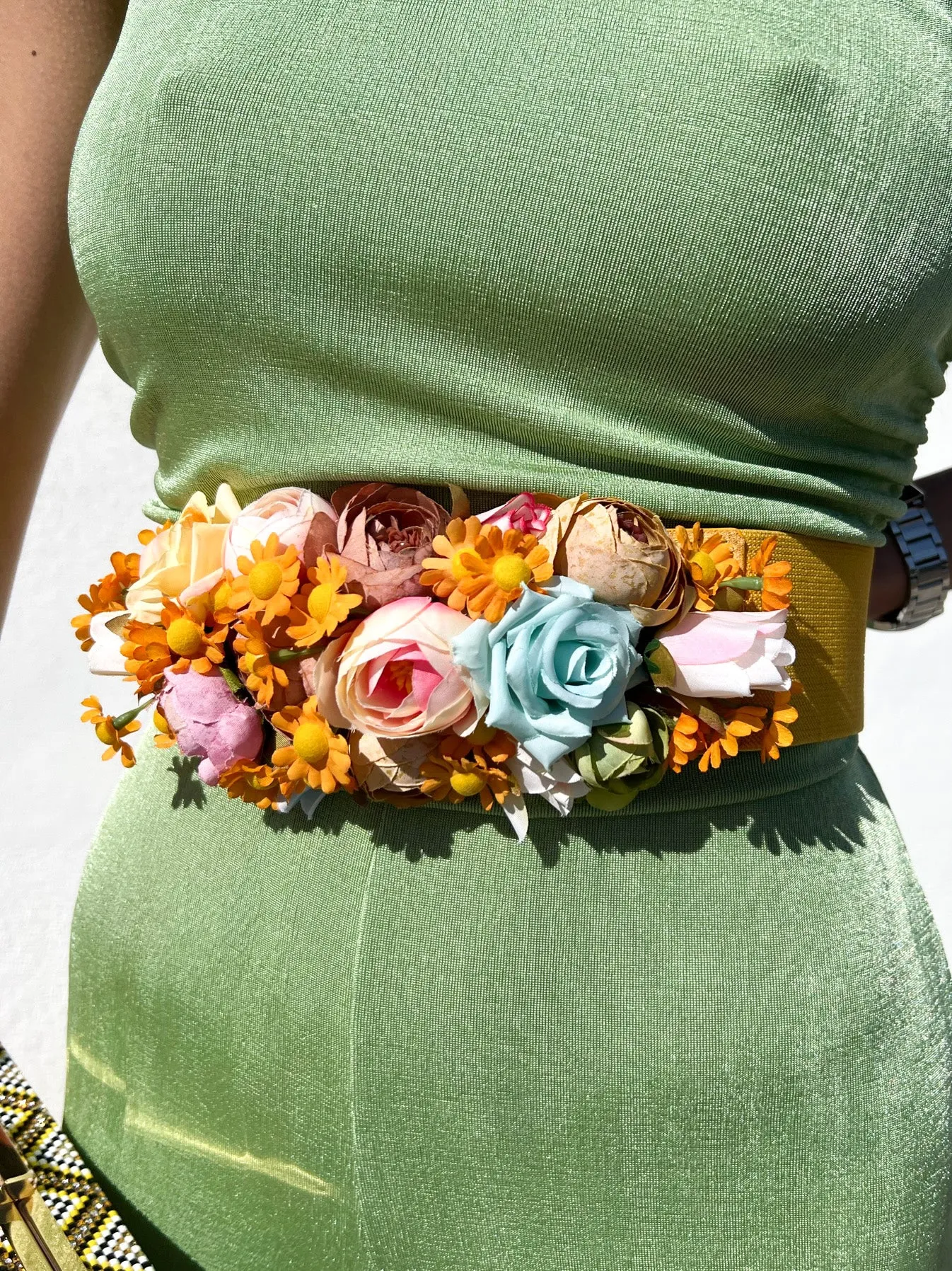 Cinturón flores mostaza sold by Sorellas