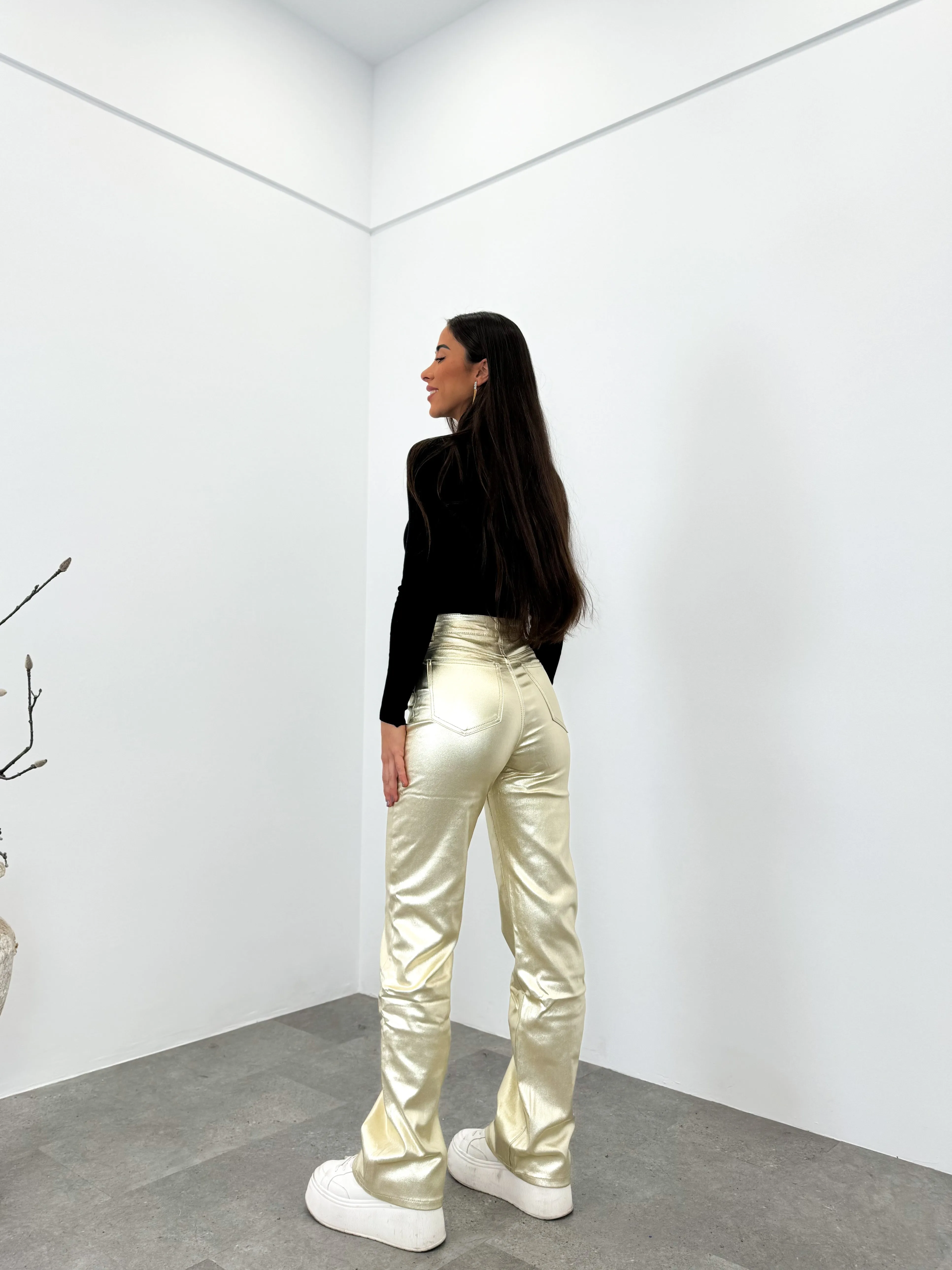 Pantalón straight metalizado dorado sold by Sorellas