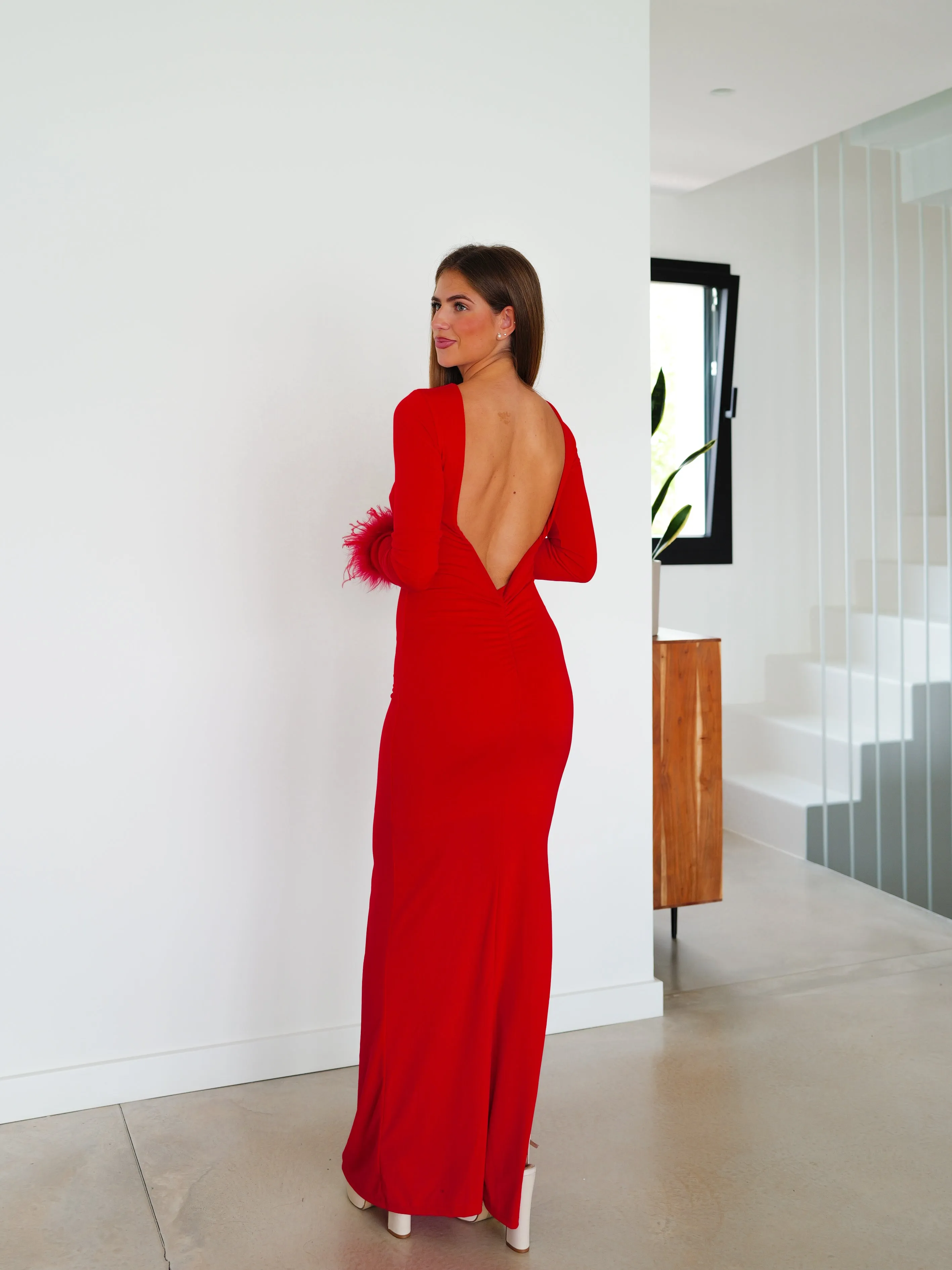 Vestido largo plumas rojo sold by Sorellas product image thumbnail 3