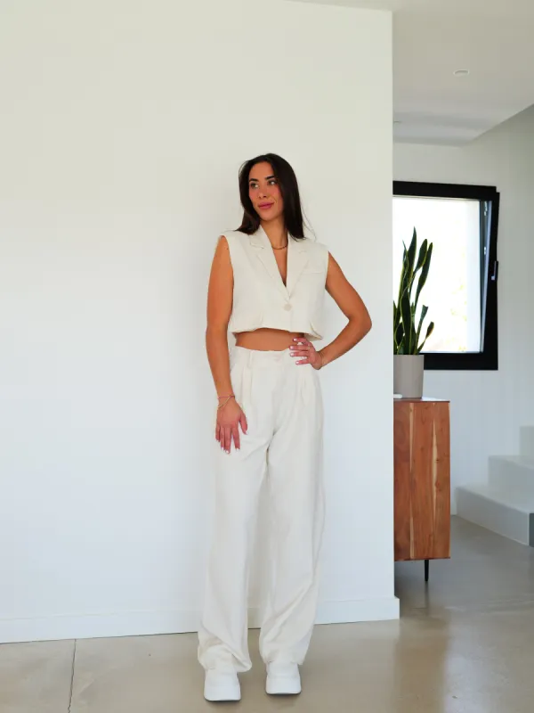 Conjunto cropped traje beige sold by Sorellas