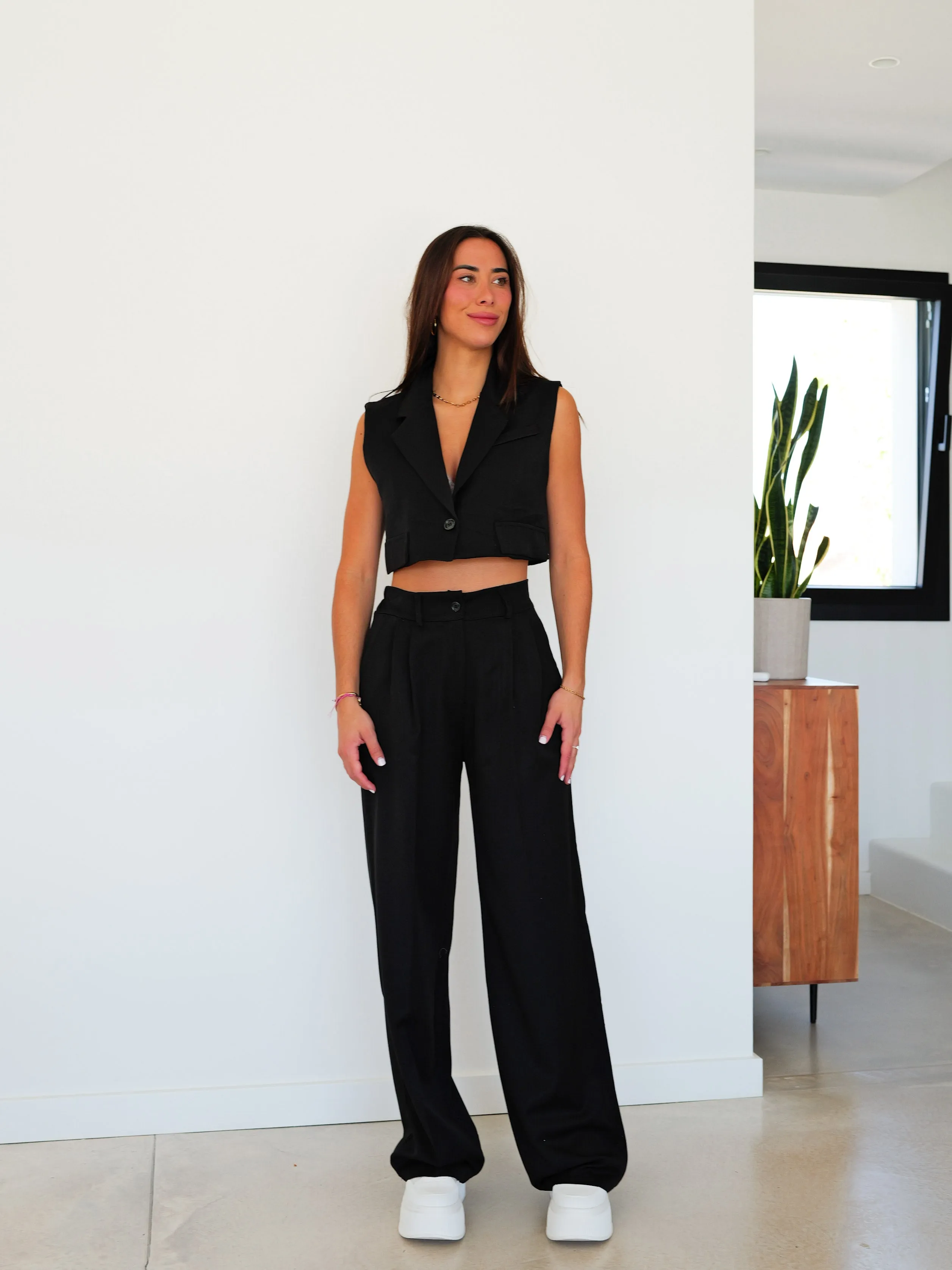 Conjunto cropped traje negro sold by Sorellas product image thumbnail 5